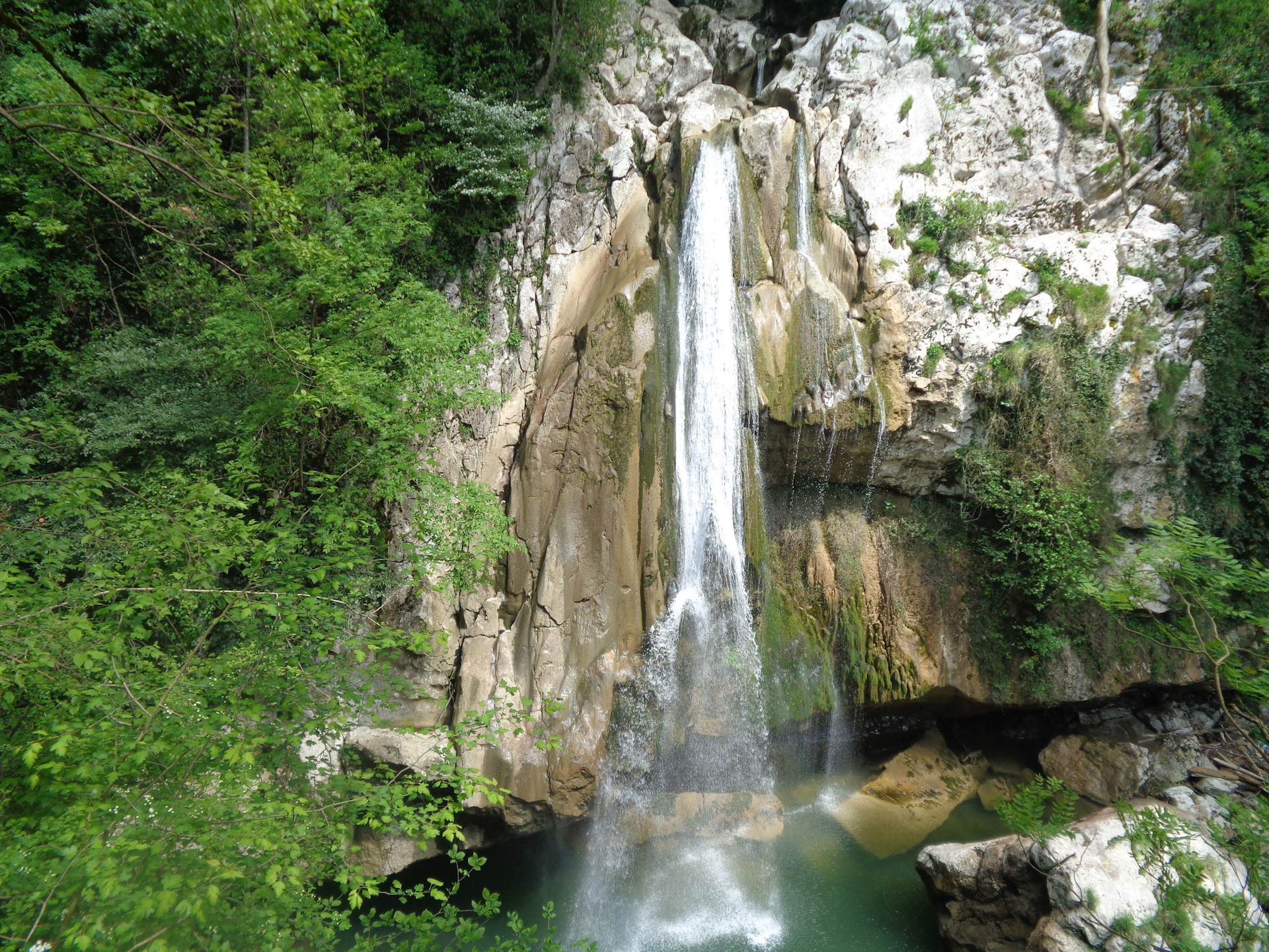 Какие природные достопримечательности есть в краснодарском. Агурский водопад Сочи. Агурские водопады Краснодарский край. Агурские водопады. Город Сочи, Краснодарский край. Агурские водопады Каскад водопадов.