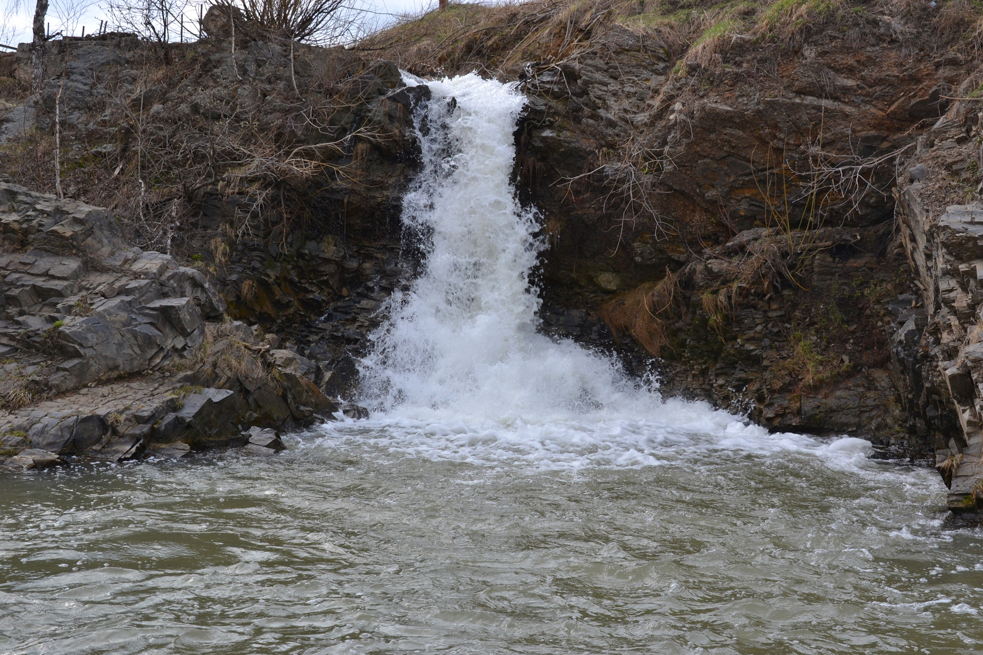 Село глубокое. Водопад в Красноселке Кемеровской области. Водопад в Зарубино Кемеровской области. Глубокинский водопад Кемеровская область. Гурьевский водопад.