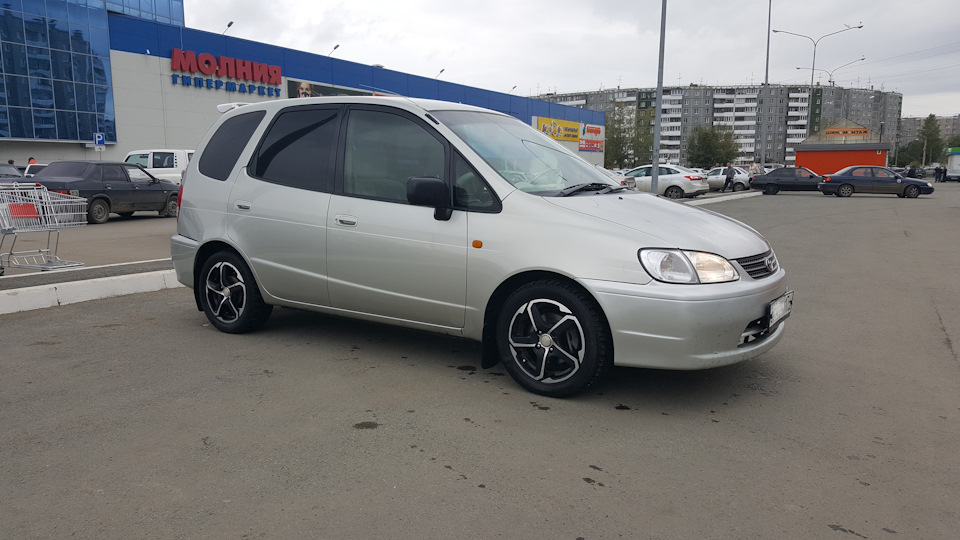 Spacio ae111. Королла Спасио 1998 колёса. Toyota Corolla Spacio 2001 с камерой з/х. Тойота Спасио 1997 года. Тойота Спасио серебристая.