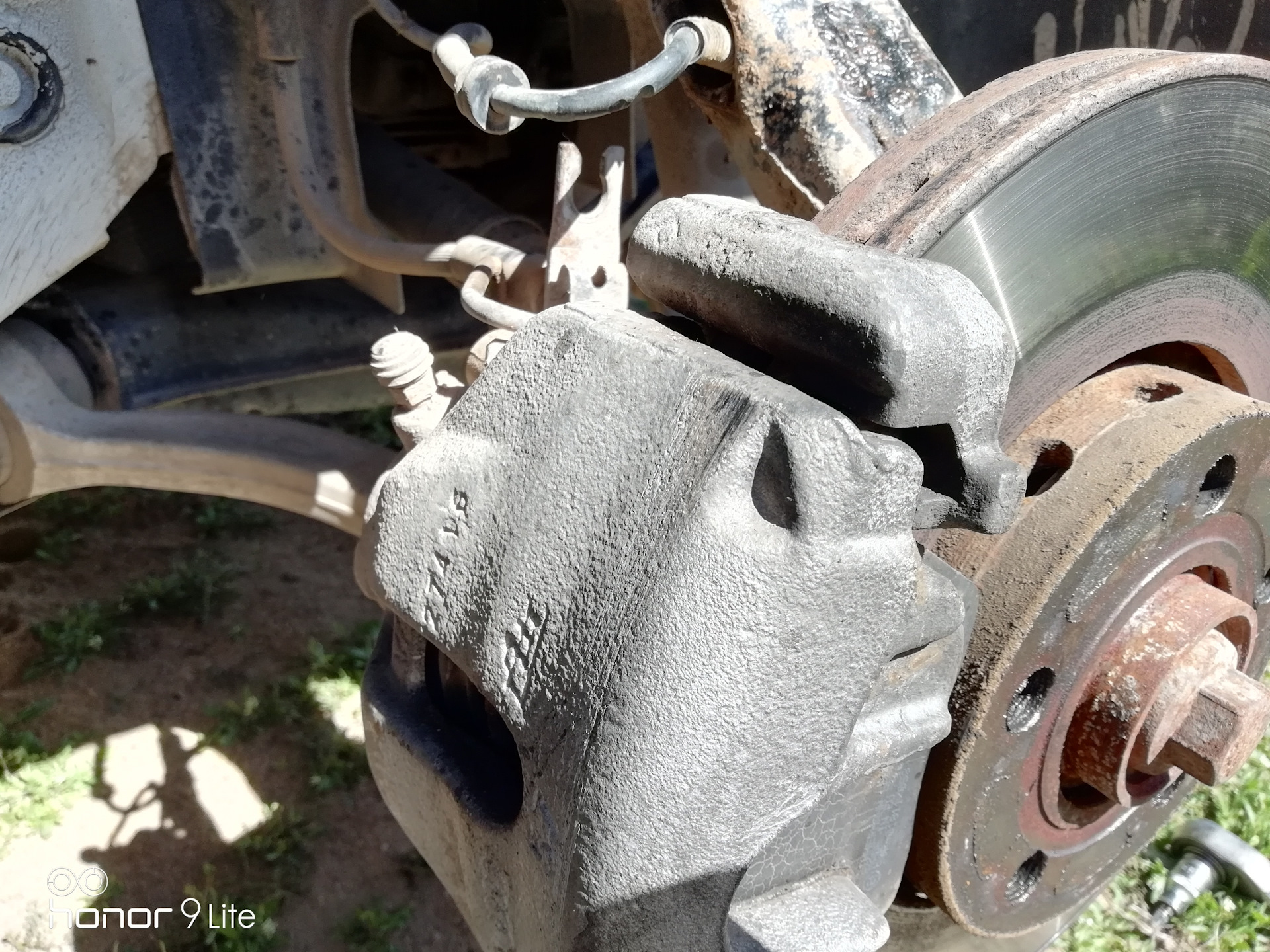 Шевроле круз задние тормоза. Болтается суппорт. Болтается суппорта. Направляющие суппорта лифан х60. Тормозная система суппорта и направляющие в колодки шевроле спарк.