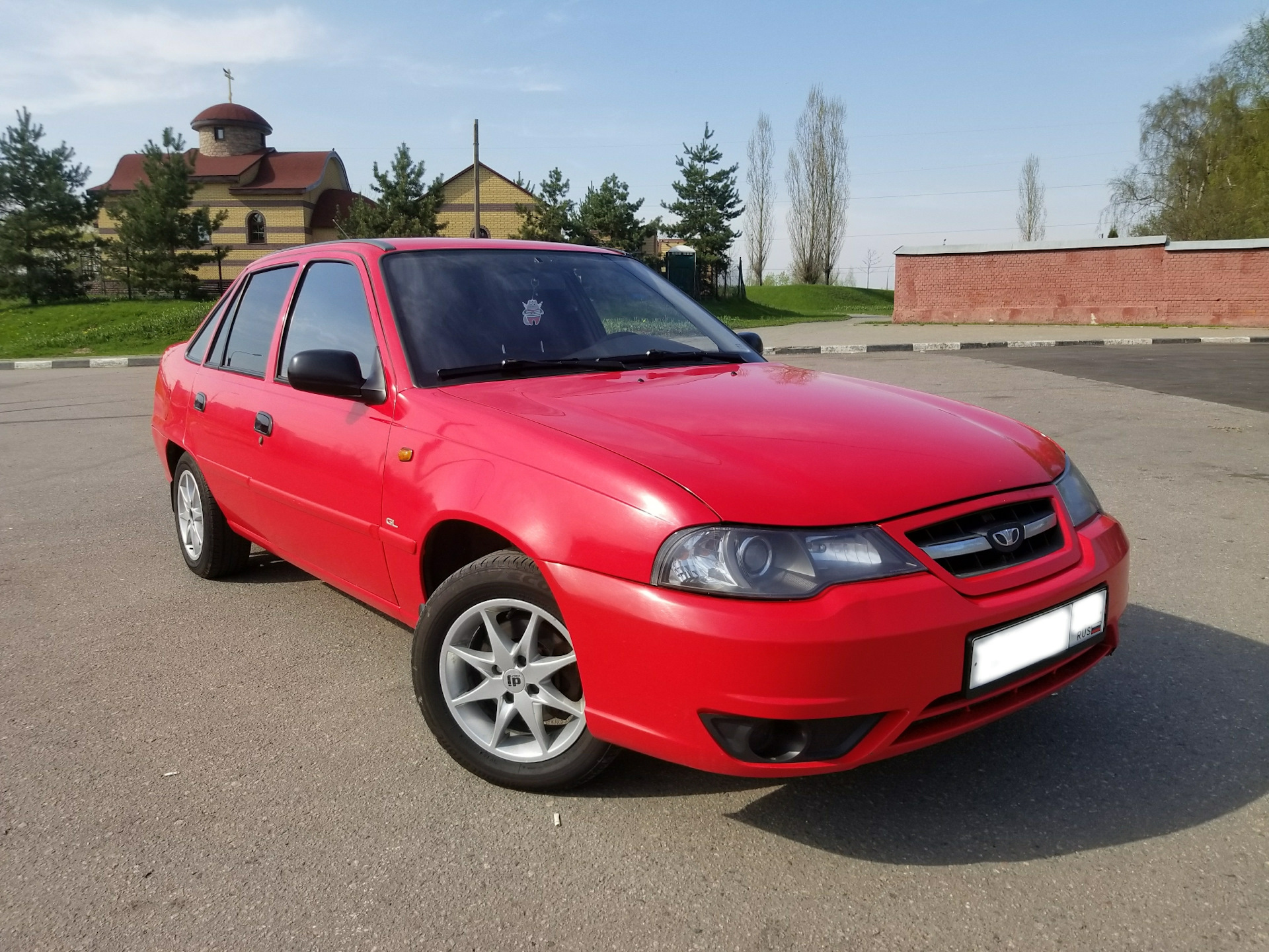 Daewoo Nexia красная