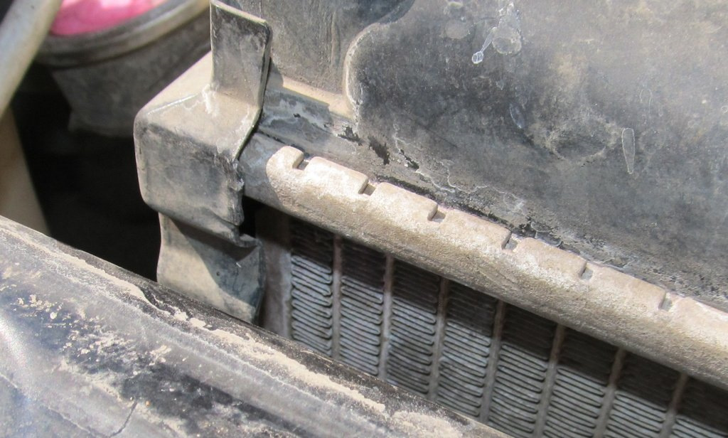 Течет под радиатором. Течь радиатора охлаждения. Течет под радиатором. Течет под радиатором. Подтёки автомобильного радиатора сбоку.