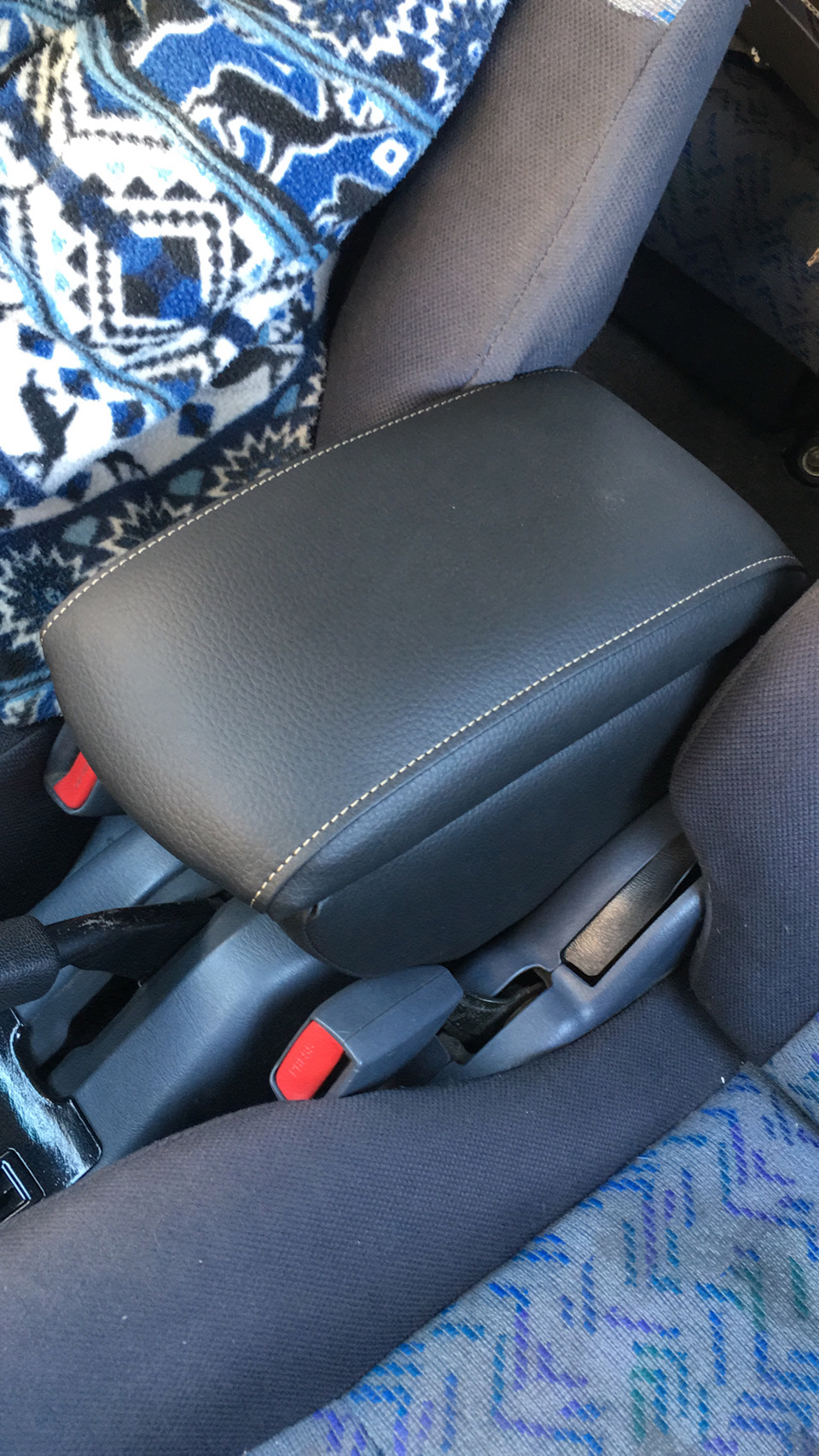 Подлокотник в лягушонка — Toyota RAV4 (I), 2 л, 1994 года | аксессуары ...