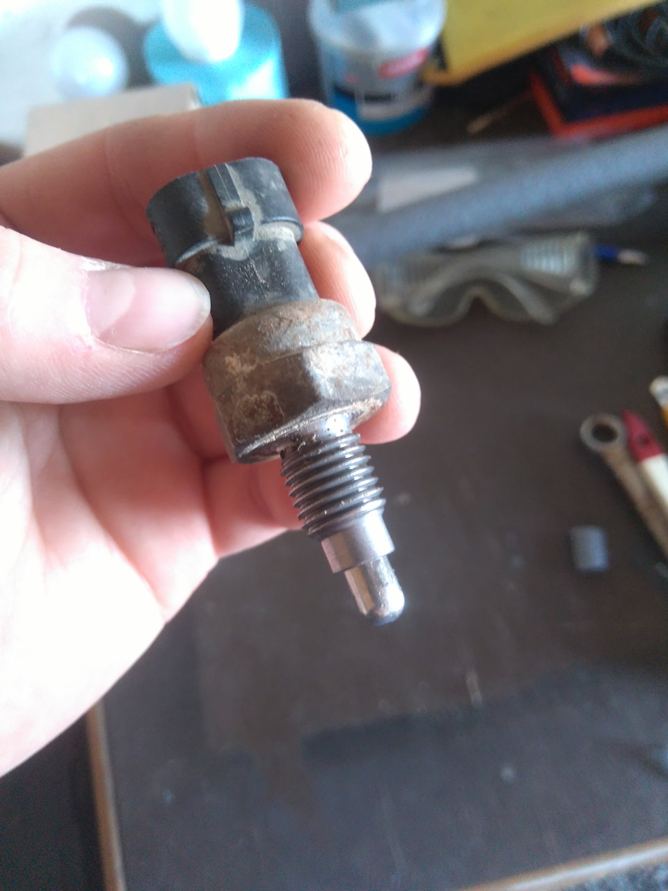 Замена датчика включения фонарей заднего хода - Opel Zafira A, 2 л, 2003 года св