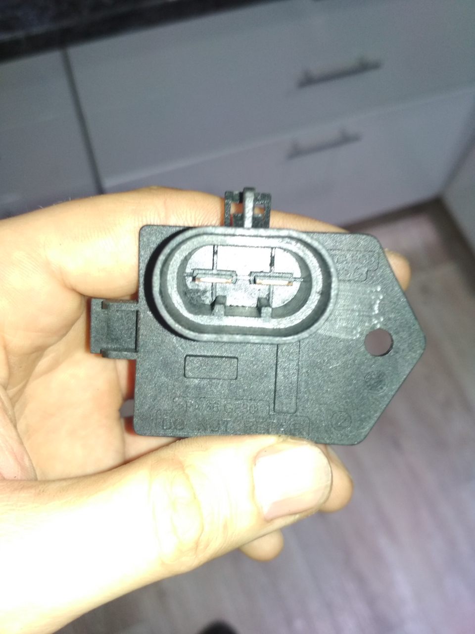 Резистор вентилятора охлаждения что это такое. 6f545g4k131 960. Резистор вентилятора охлаждения что это такое фото. Резистор вентилятора охлаждения что это такое-6f545g4k131 960. картинка Резистор вентилятора охлаждения что это такое. картинка 6f545g4k131 960. Все началось с банального отрыга основного вентилятора охлаждения. Машина стала больше нужного греться в пробках и менее продуктивно охлаждаться. Звучит странно, согласен, но есть всему объяснение.Как я выяснил, оба вентилятора записаны запитаны на один предохранитель 30А. При 120 градусах (+-) должен срабатывать основной вентилятор охлаждения, а у меня срабатывал вентилятор кондиционера. Погрешил на датчик включения Карлсона, сбегал до запчастей, купил, поменял.Само собой, так просто это не решилось)При тех же 120+- градусах, питания в цепи датчика не было. Стал уже думать про вентилятор. Но! Существует такая дрянь, как некий резистор вентилятора охлаждения. Резистор вентилятора охлаждения что это такое. 6f545g4k131 960. Резистор вентилятора охлаждения что это такое фото. Резистор вентилятора охлаждения что это такое-6f545g4k131 960. картинка Резистор вентилятора охлаждения что это такое. картинка 6f545g4k131 960. Все началось с банального отрыга основного вентилятора охлаждения. Машина стала больше нужного греться в пробках и менее продуктивно охлаждаться. Звучит странно, согласен, но есть всему объяснение.Как я выяснил, оба вентилятора записаны запитаны на один предохранитель 30А. При 120 градусах (+-) должен срабатывать основной вентилятор охлаждения, а у меня срабатывал вентилятор кондиционера. Погрешил на датчик включения Карлсона, сбегал до запчастей, купил, поменял.Само собой, так просто это не решилось)При тех же 120+- градусах, питания в цепи датчика не было. Стал уже думать про вентилятор. Но! Существует такая дрянь, как некий резистор вентилятора охлаждения.