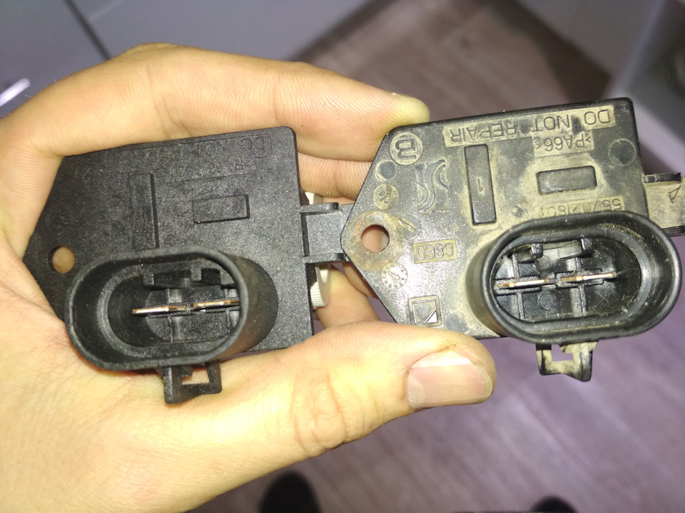 Резистор вентилятора охлаждения что это такое. 6f545g4k15d 960. Резистор вентилятора охлаждения что это такое фото. Резистор вентилятора охлаждения что это такое-6f545g4k15d 960. картинка Резистор вентилятора охлаждения что это такое. картинка 6f545g4k15d 960. Все началось с банального отрыга основного вентилятора охлаждения. Машина стала больше нужного греться в пробках и менее продуктивно охлаждаться. Звучит странно, согласен, но есть всему объяснение.Как я выяснил, оба вентилятора записаны запитаны на один предохранитель 30А. При 120 градусах (+-) должен срабатывать основной вентилятор охлаждения, а у меня срабатывал вентилятор кондиционера. Погрешил на датчик включения Карлсона, сбегал до запчастей, купил, поменял.Само собой, так просто это не решилось)При тех же 120+- градусах, питания в цепи датчика не было. Стал уже думать про вентилятор. Но! Существует такая дрянь, как некий резистор вентилятора охлаждения. Резистор вентилятора охлаждения что это такое. 6f545g4k15d 960. Резистор вентилятора охлаждения что это такое фото. Резистор вентилятора охлаждения что это такое-6f545g4k15d 960. картинка Резистор вентилятора охлаждения что это такое. картинка 6f545g4k15d 960. Все началось с банального отрыга основного вентилятора охлаждения. Машина стала больше нужного греться в пробках и менее продуктивно охлаждаться. Звучит странно, согласен, но есть всему объяснение.Как я выяснил, оба вентилятора записаны запитаны на один предохранитель 30А. При 120 градусах (+-) должен срабатывать основной вентилятор охлаждения, а у меня срабатывал вентилятор кондиционера. Погрешил на датчик включения Карлсона, сбегал до запчастей, купил, поменял.Само собой, так просто это не решилось)При тех же 120+- градусах, питания в цепи датчика не было. Стал уже думать про вентилятор. Но! Существует такая дрянь, как некий резистор вентилятора охлаждения.