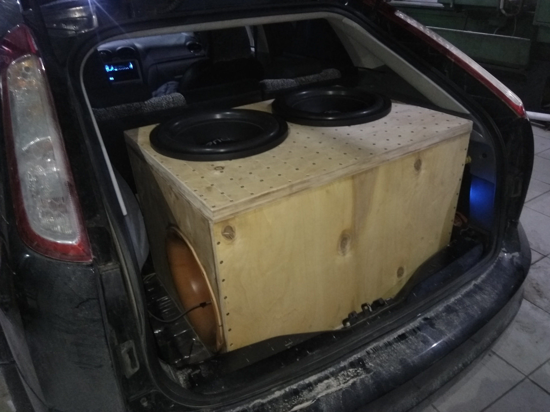 про сабы. саб 2x1000 sysx. опель тигра а 4 сабвуфера. сабвуфер в тойота левин 1999. про сабы.