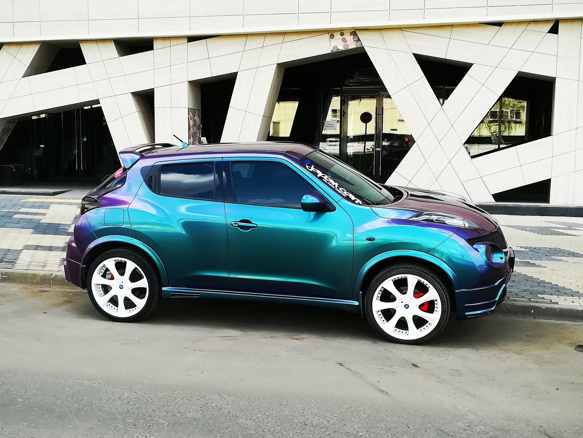 Цвет жука. Nissan Juke хамелеон. Nissan Juke Green. Ниссан Жук зеленый. Nissan Juke Nismo зеленый матовый.