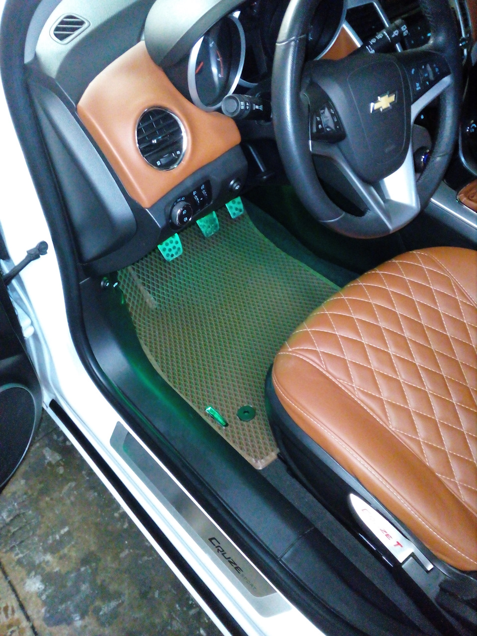 Замена ковриков — Chevrolet Cruze Hatchback, 1,6 л., 2012 года | просто ...