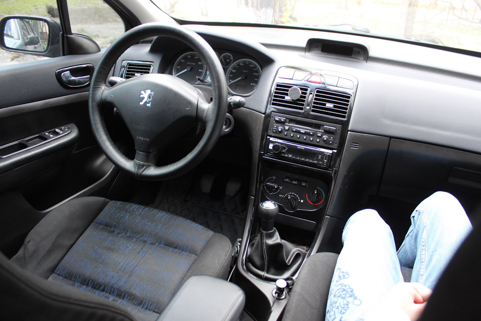 Покраска пластиковых элементов салона в чёрный мат - Peugeot 307, 1,6 л, 2006 го