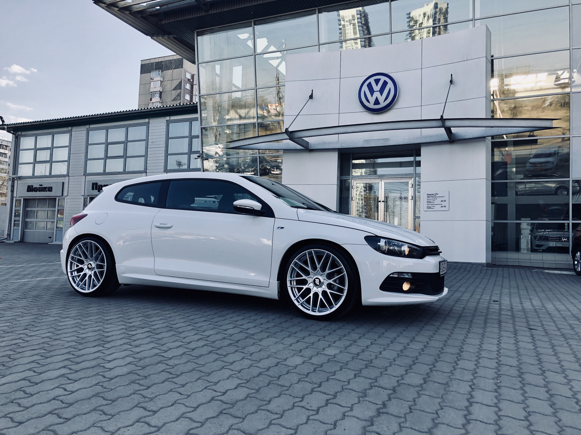 School r 19. VW Scirocco r19. Volkswagen Scirocco на 19 дисках. Scirocco Rotiform. Volkswagen Scirocco на дисках r20.