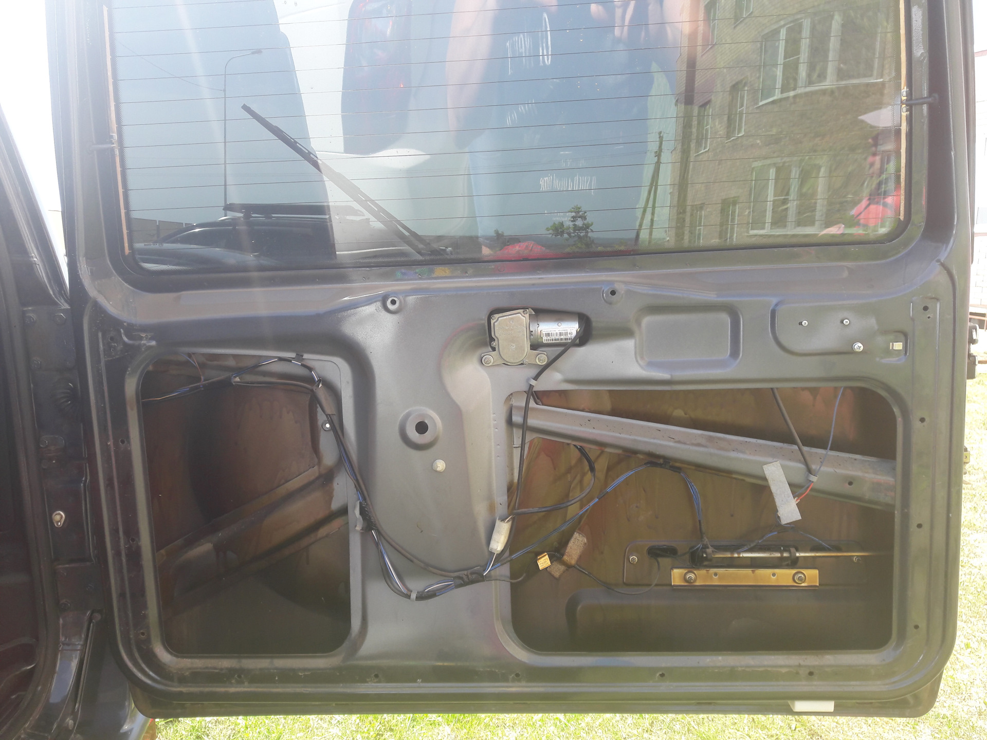 Как открыть дверь патриота. Задняя дверь открывание на УАЗЕ 469. Замок дверной багажника УАЗ Патриот 2021 года. Открывание багажника УАЗ 469. УАЗ Патриот дверь изнутри.