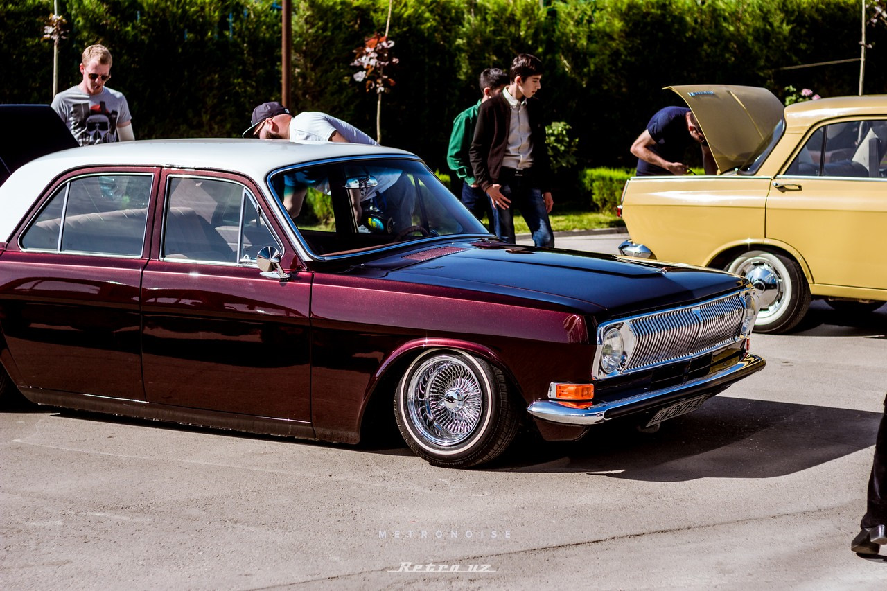 Car meet. Low cars. Super Low cars. Mulberry Radical Low cars.