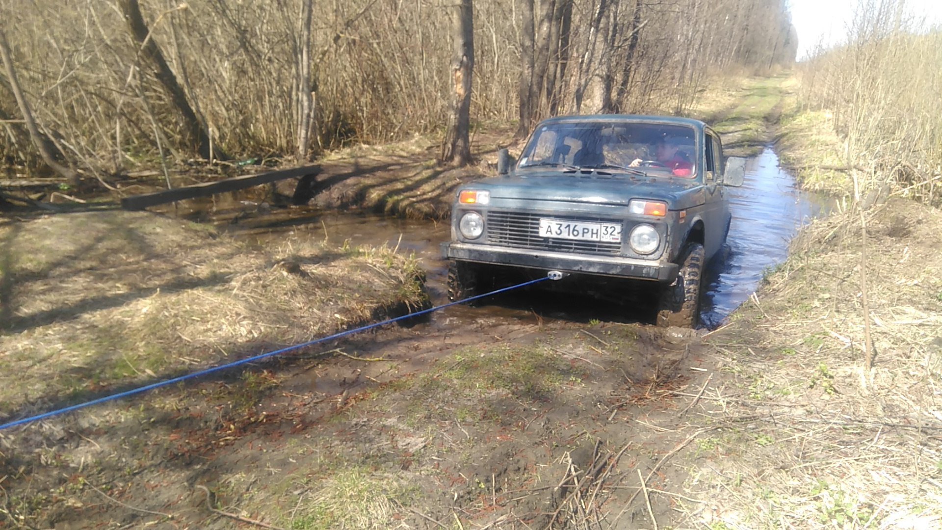 Погода в лебедках. Лебедка в багажник Нива 21213. Лебёдка электрическая на ниву 21213. Скрытая лебедка на ниву 2121. Лебедка в базу Нива.