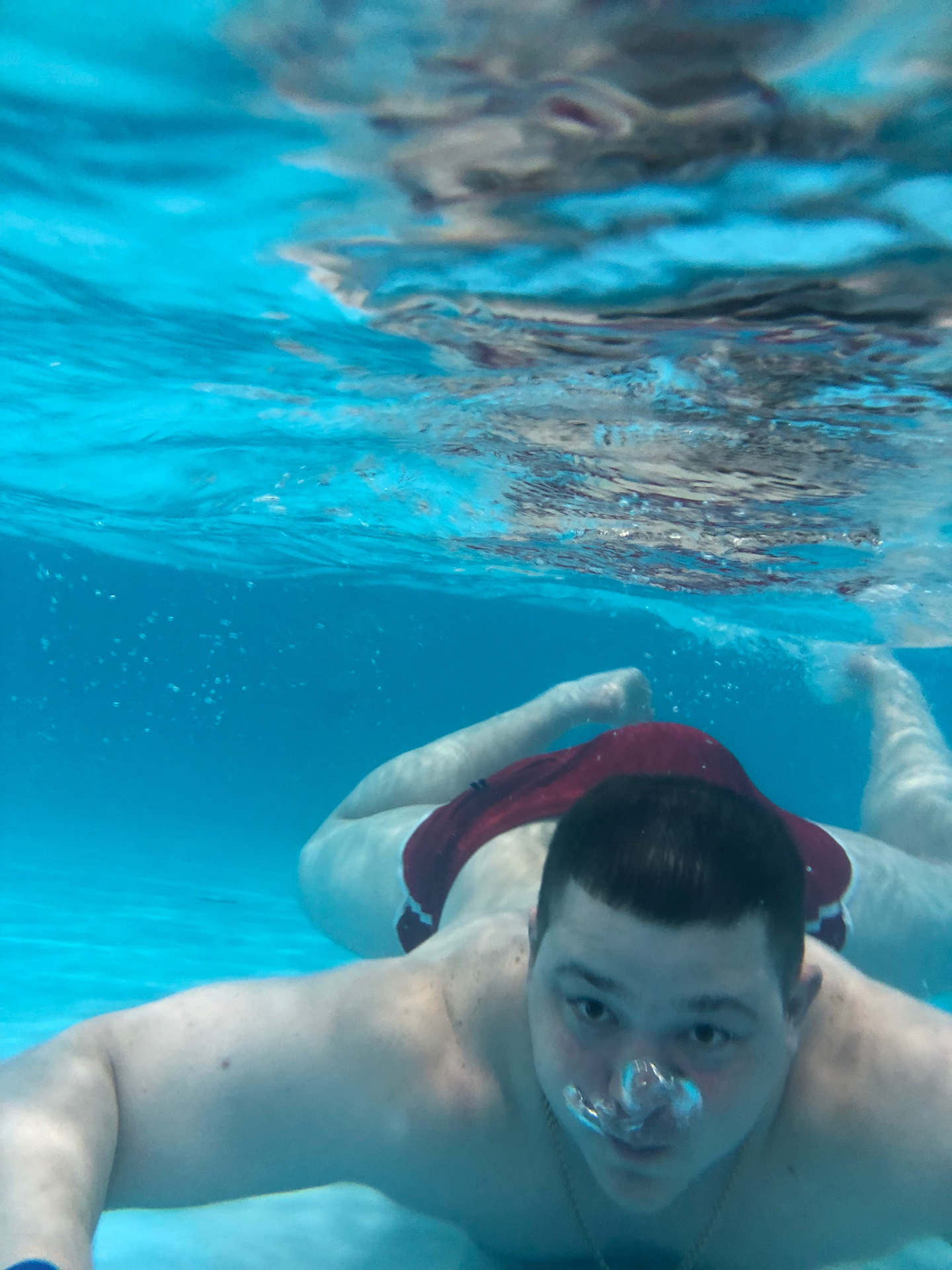 Айфон 15 под водой. Съемка под водой. Для съемки под водой для айфона. Фото под водой. Подводная съемка на айфон.