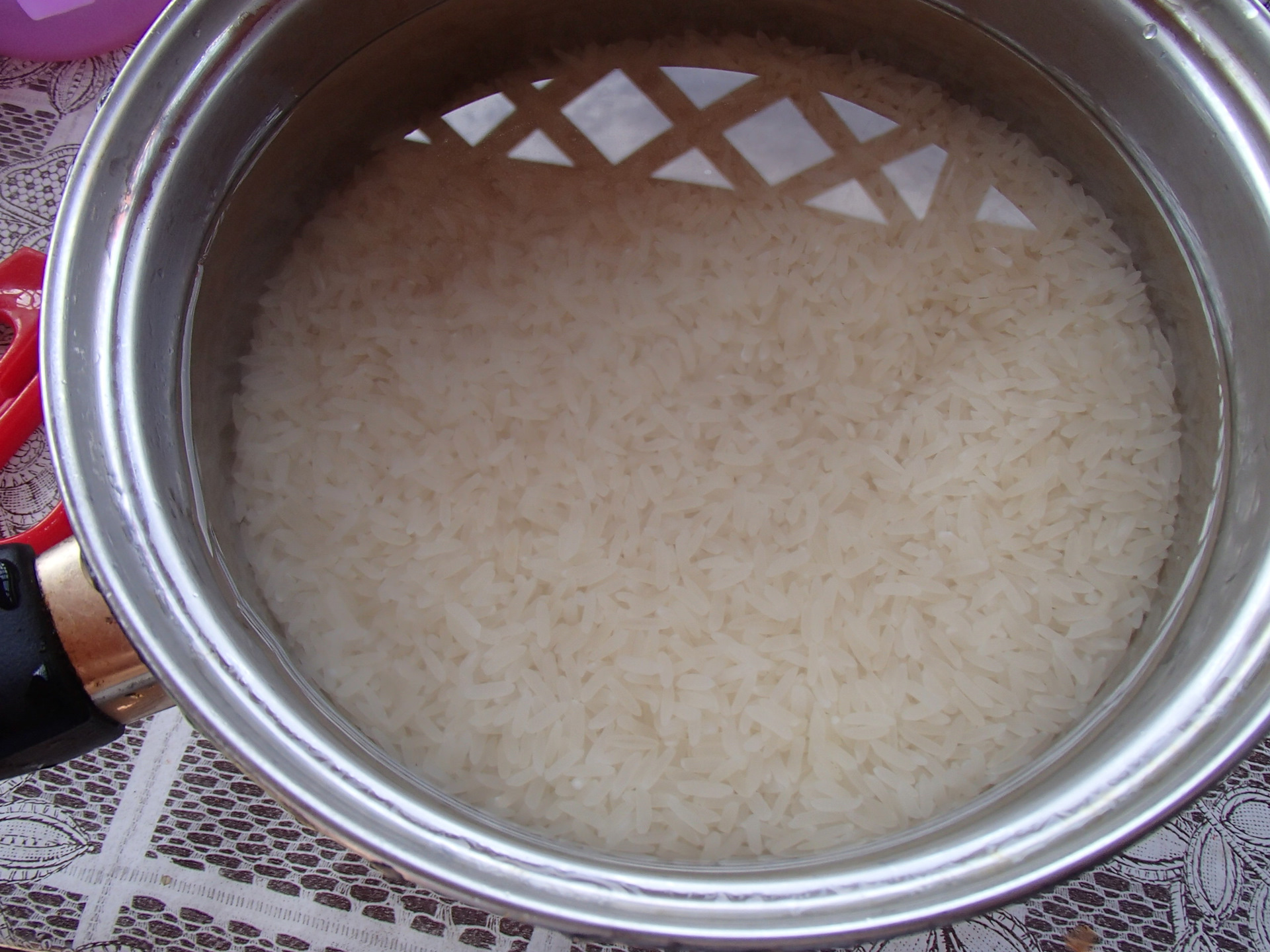 Замачивание риса в воде. Замоченный рис. Вымоченный рис. Рис замоченный в воде. Замачивание риса.