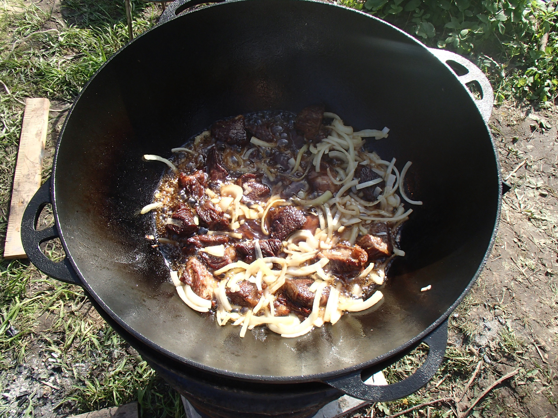 чугунок на костре. открытый огонь казаны.