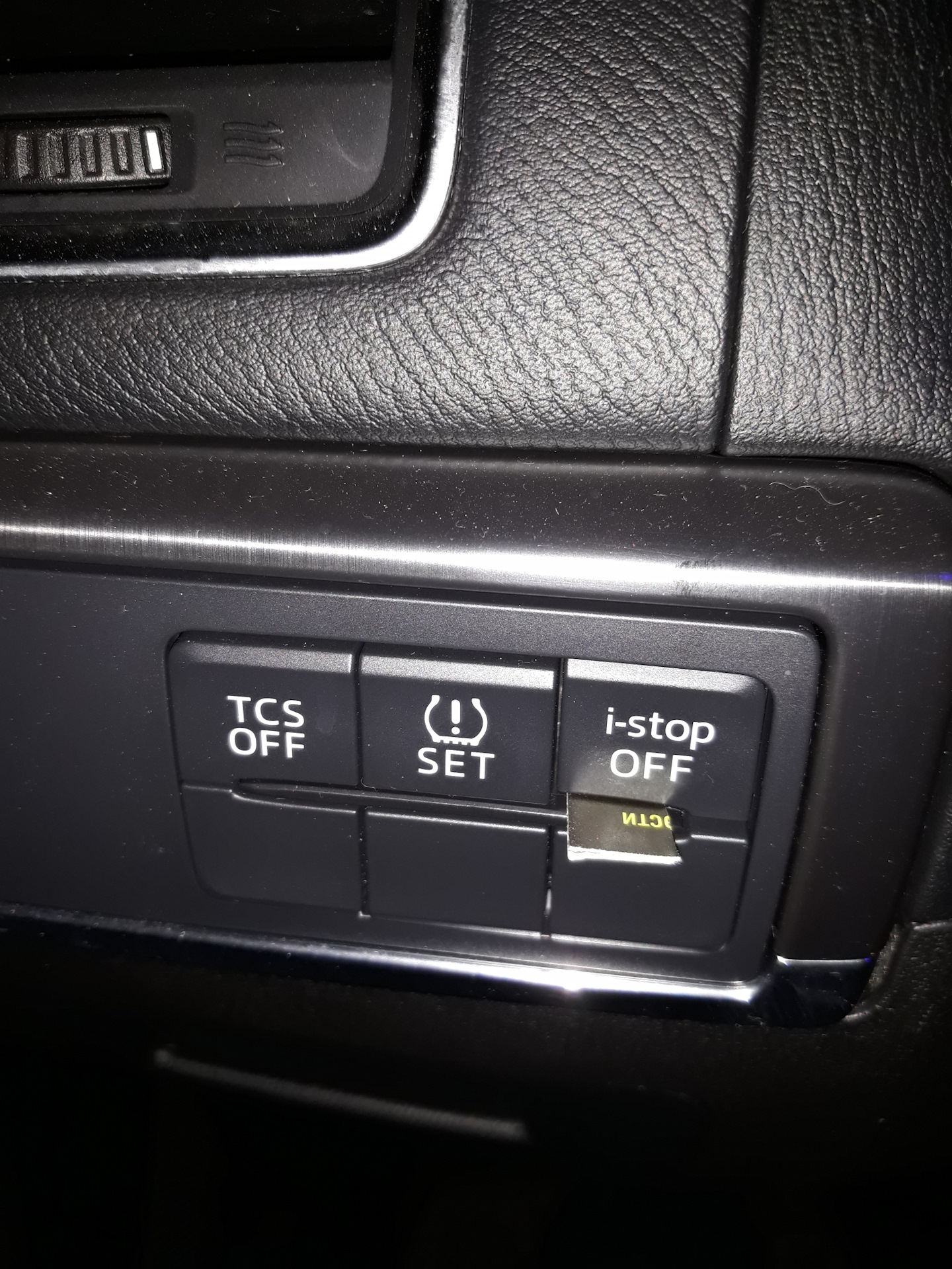 Мазда сх5 старт стоп. Кнопка i-stop Mazda CX-5. Мазда СХ-5 I-stop кнопка. Мазда СХ 5 кнопка TCS. Mazda CX 5 кнопка Istop.