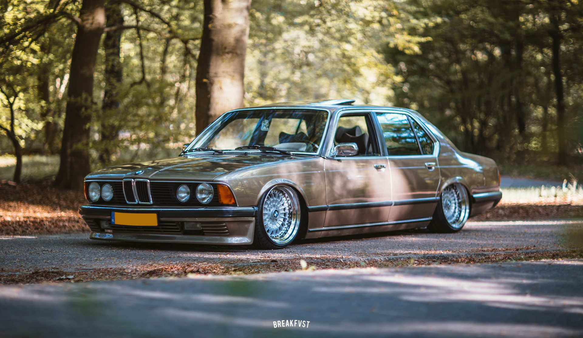 Бмв е23. БМВ e23. BMW e23 stance. Е23 стенс.