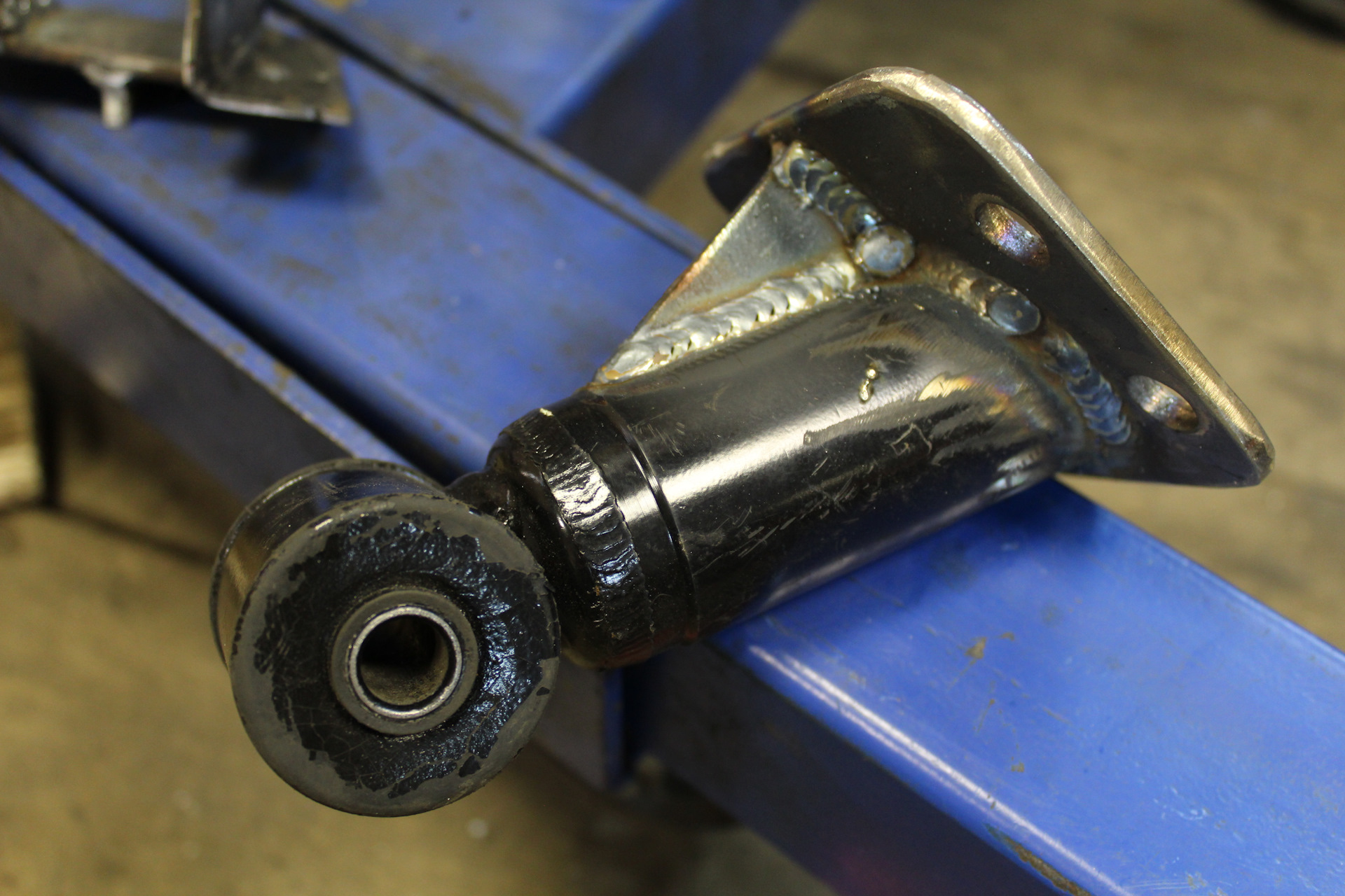 Стол с воздушной подушкой конструкция. Опора подрамника. Кастомные опоры. Опора двигателя е36. Кастомные опоры.