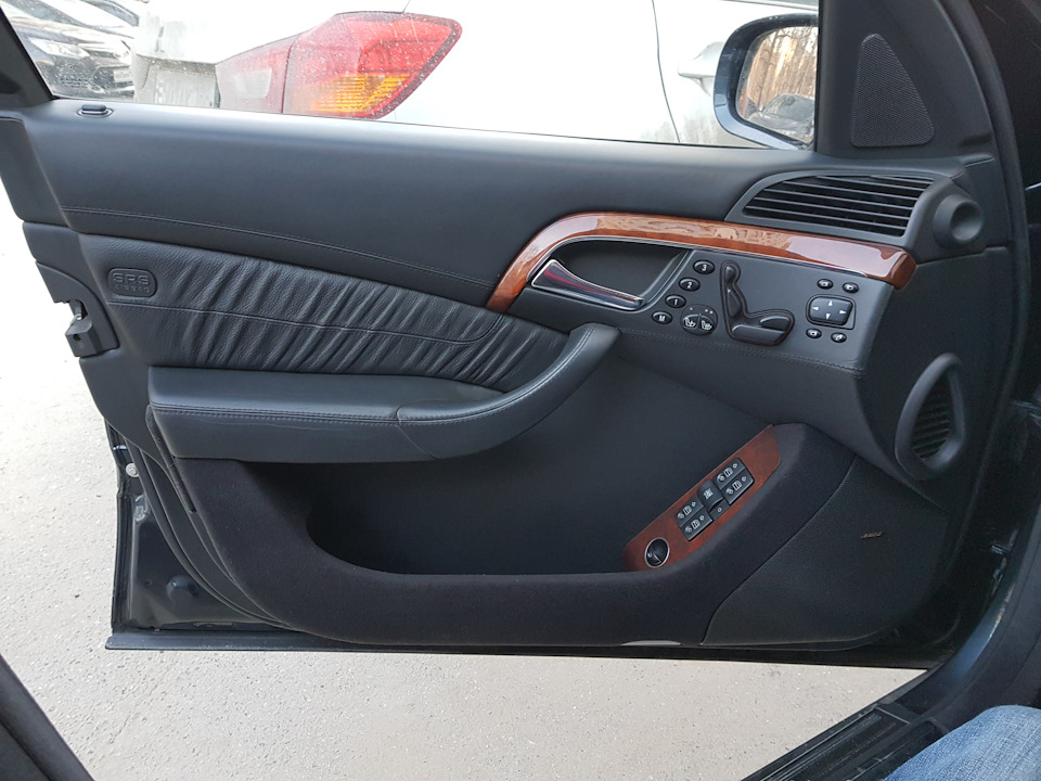 Как установить обшивку. Обшивка двери 2115 люкс. Обшивка двери kia rio 3. Мерседес 222 как снять обшивку задней двери. Пассат б6 обшивка водительской двери.