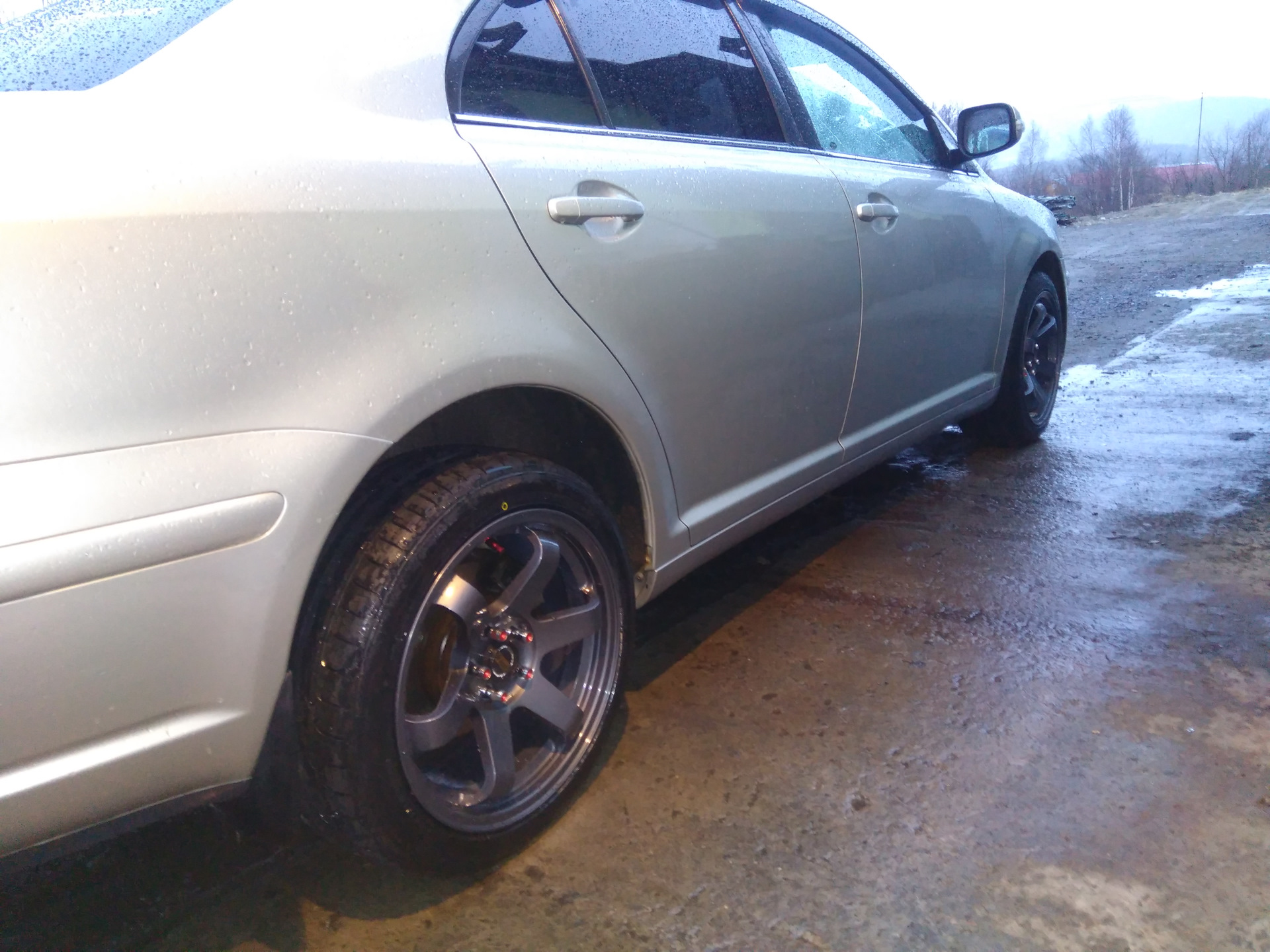 Toyota Avensis rays r17