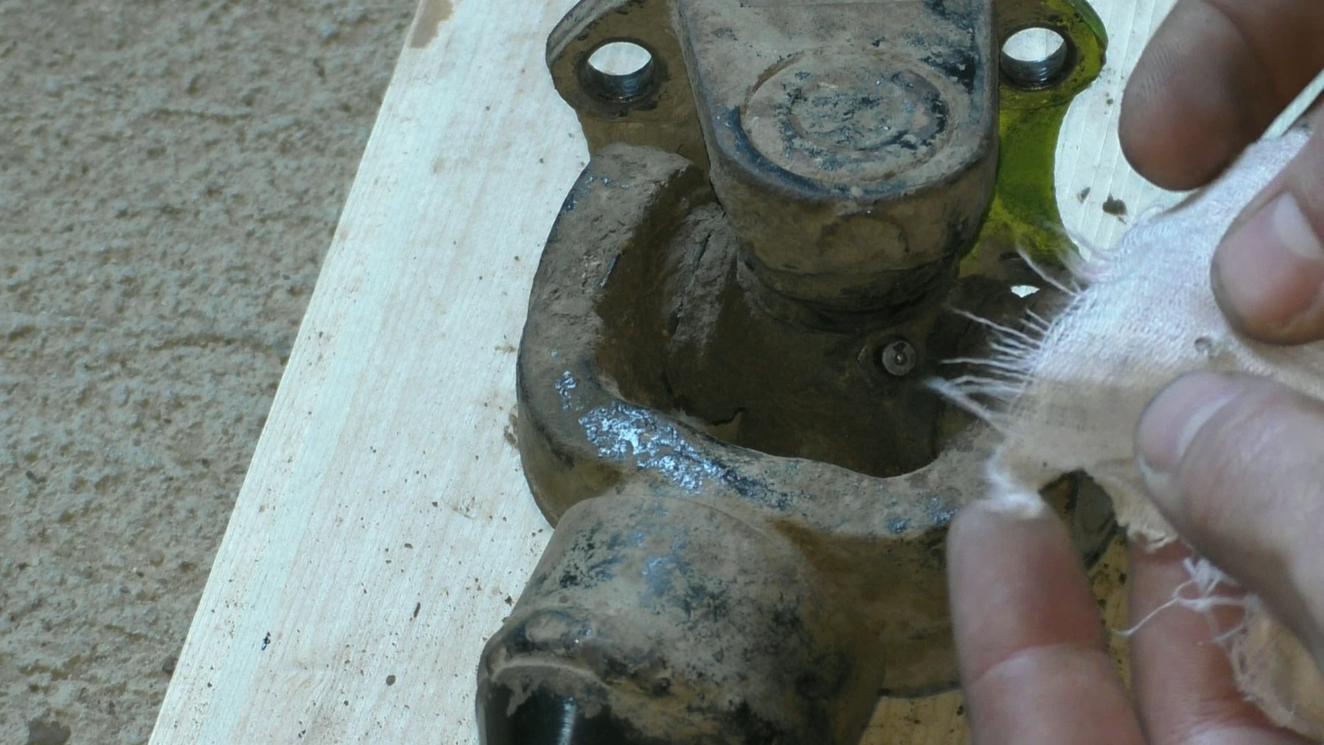 Шприцевание крестовин паджеро 4. Смазка крестовин кардана газель. Шприцовка крестовин. Шприцовка крестовин митсубиси паджеро 3. Крестовина гранд старекс.