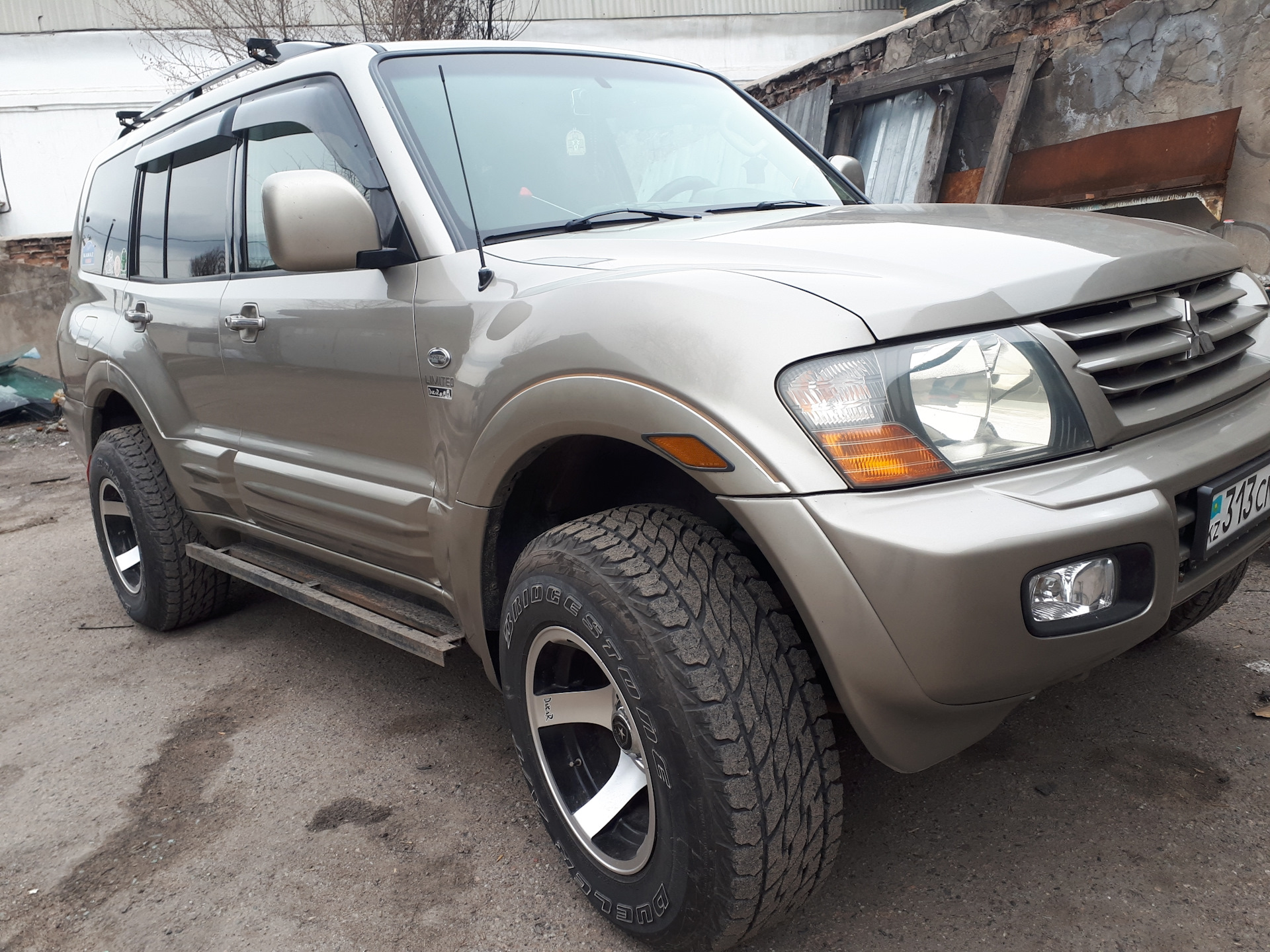 Паджеро 2002. Обвес Mitsubishi Montero 3. Mitsubishi Montero 3 20" Wheels. Монтеро 3.8 0-100. Mitsubishi Montero 3 оперская.