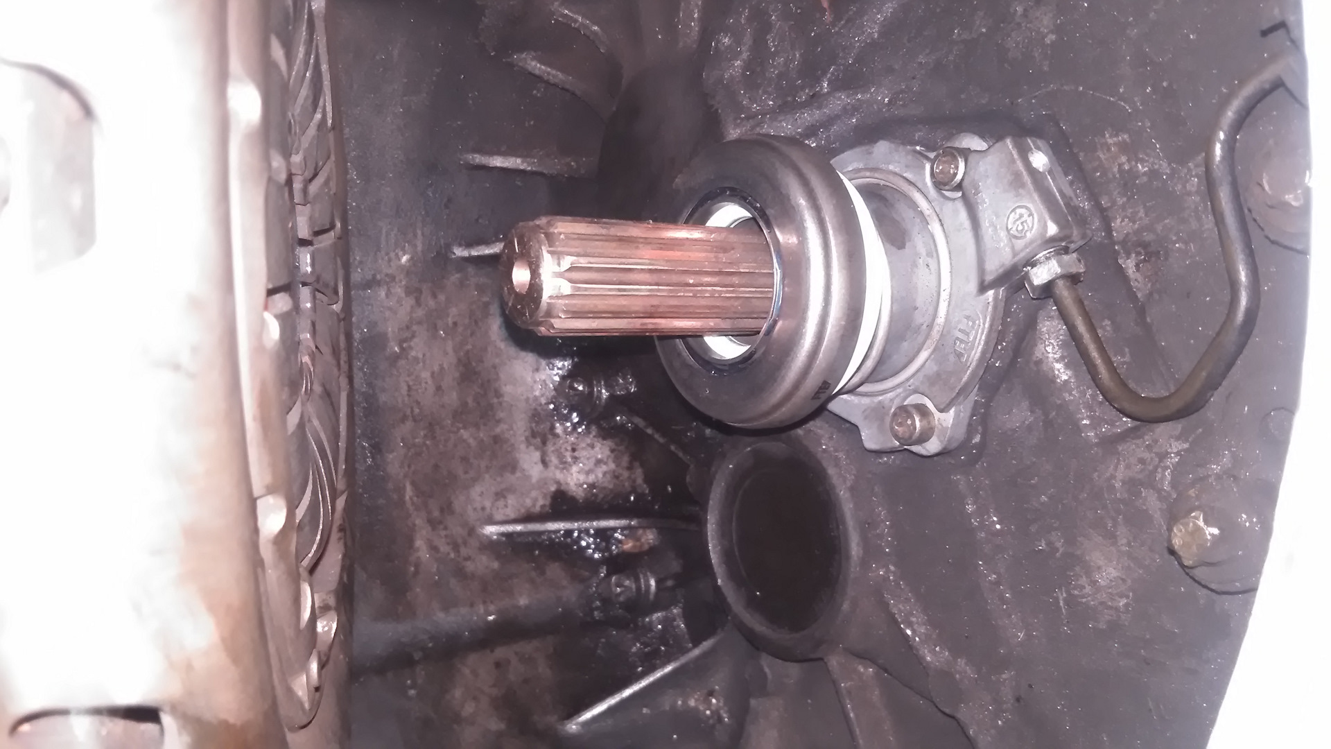 Замена верхнего подшипника easytronic. Течь выжимного подшипника. Фольксваген т5 сальник первичного вала. Течь выжимного подшипника. Течь выжимного подшипника.