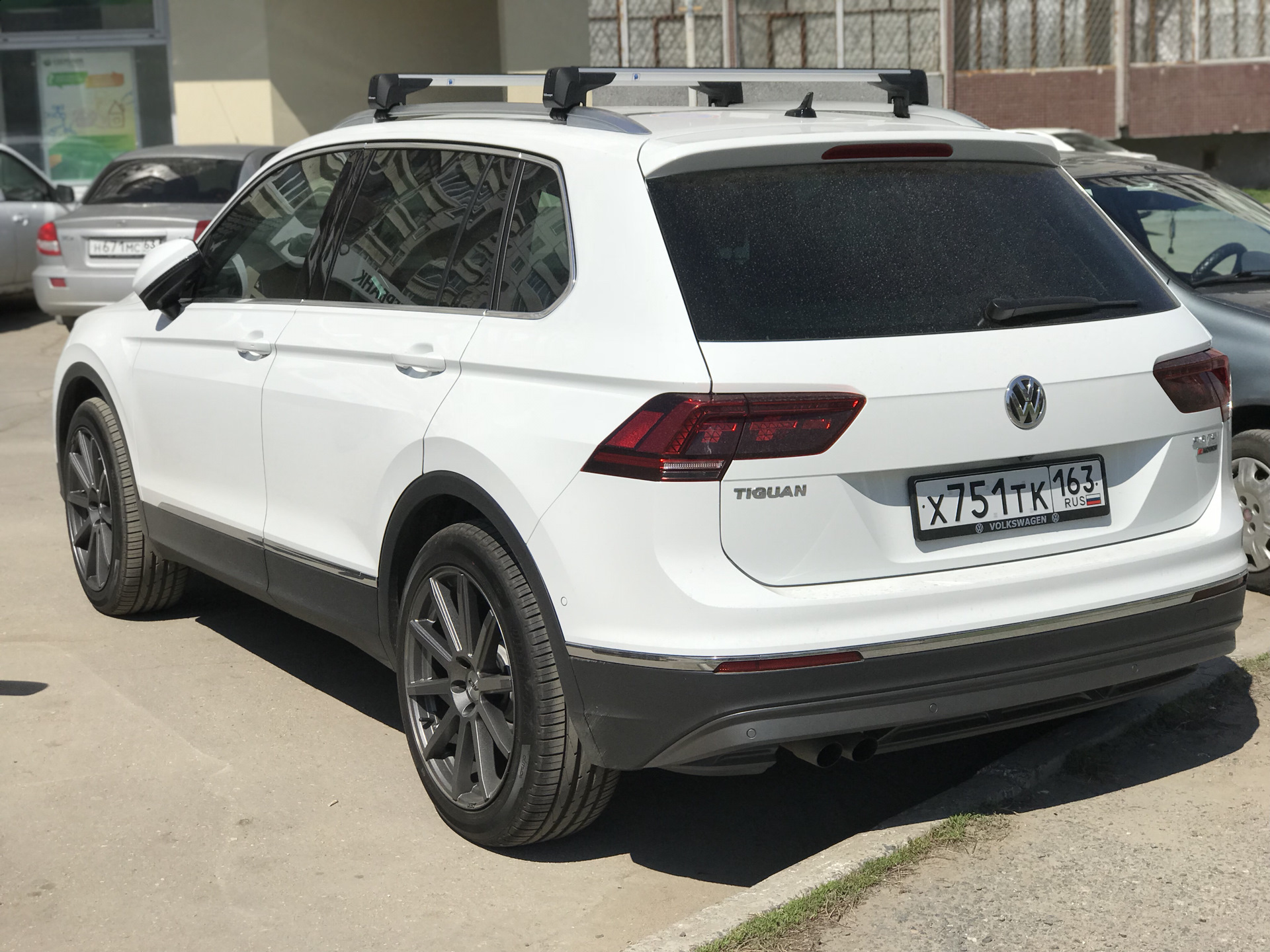 Рейлинги на VW Tiguan. Фольксваген Тигуан 2012 рейлинги. Поперечные рейлинги Тигуан 2019 оригинал. Аэродинамические дуги на Тигуан 2020.