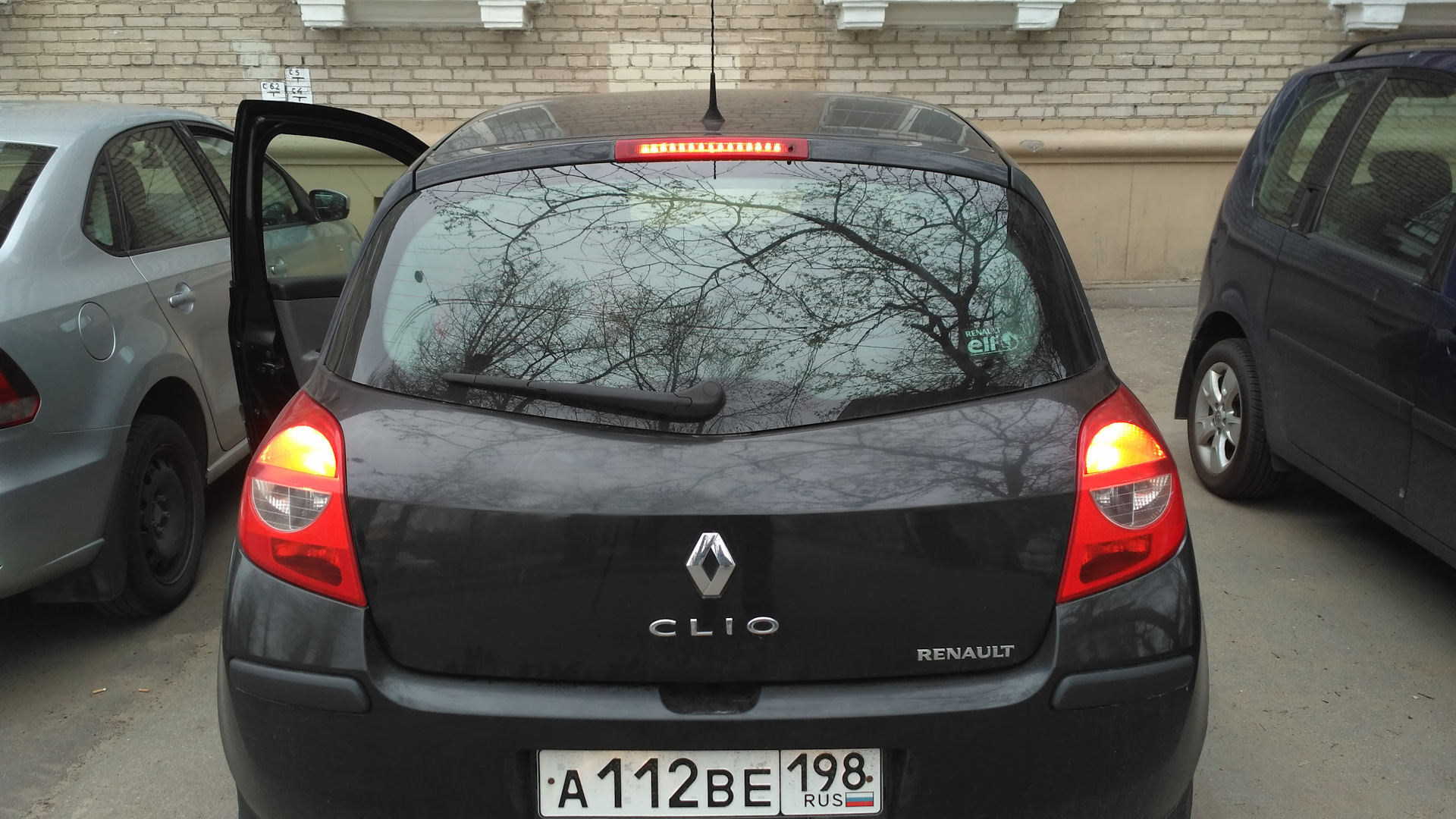 Стоп сигнал на рено 3. Задние фонари Renault Clio III. Дополнительный стоп сигнал Рено Клио 3. Renault Clio 2 лампа стоп сигнал. Лампочка в стоп сигнал Clio 3.