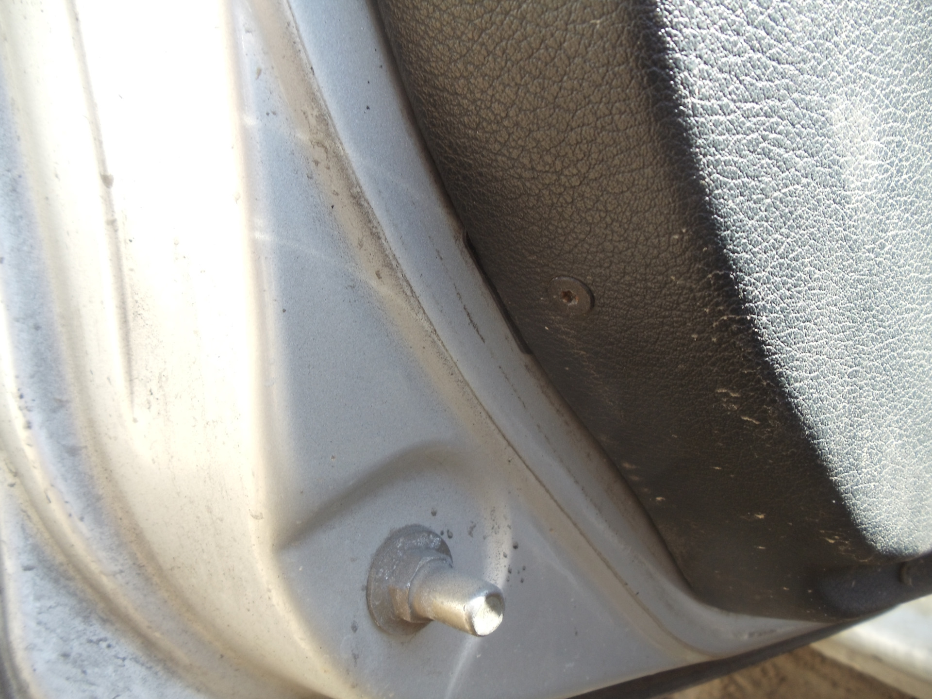 Болт крепления наружной дверной ручки шкода октавия тур 1. Заглушка личинки замка двери octavia a5. Ручка двери шкода октавия а4. Снятие дверной ручки октавия а5. Заглушка на ручку шкода актавия тур 2008.