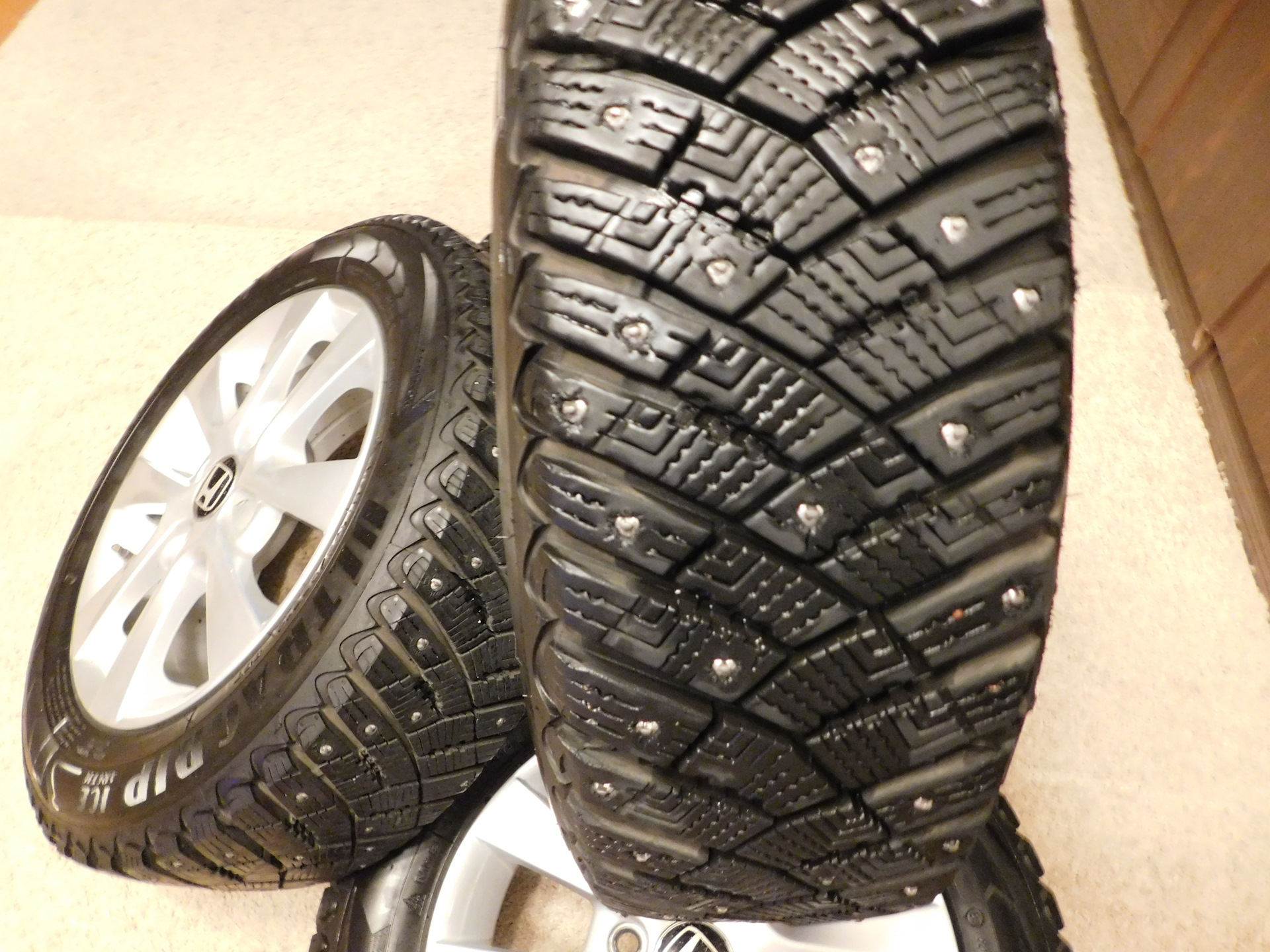 Продам зимнюю. Goodyear ULTRAGRIP Ice Arctic 175/65 r14. Contyre Arctic Ice 215/65 r16. Contyre Arctic Ice 175/65 r14. Резина Contyre Arctic Ice 175/65 r14.