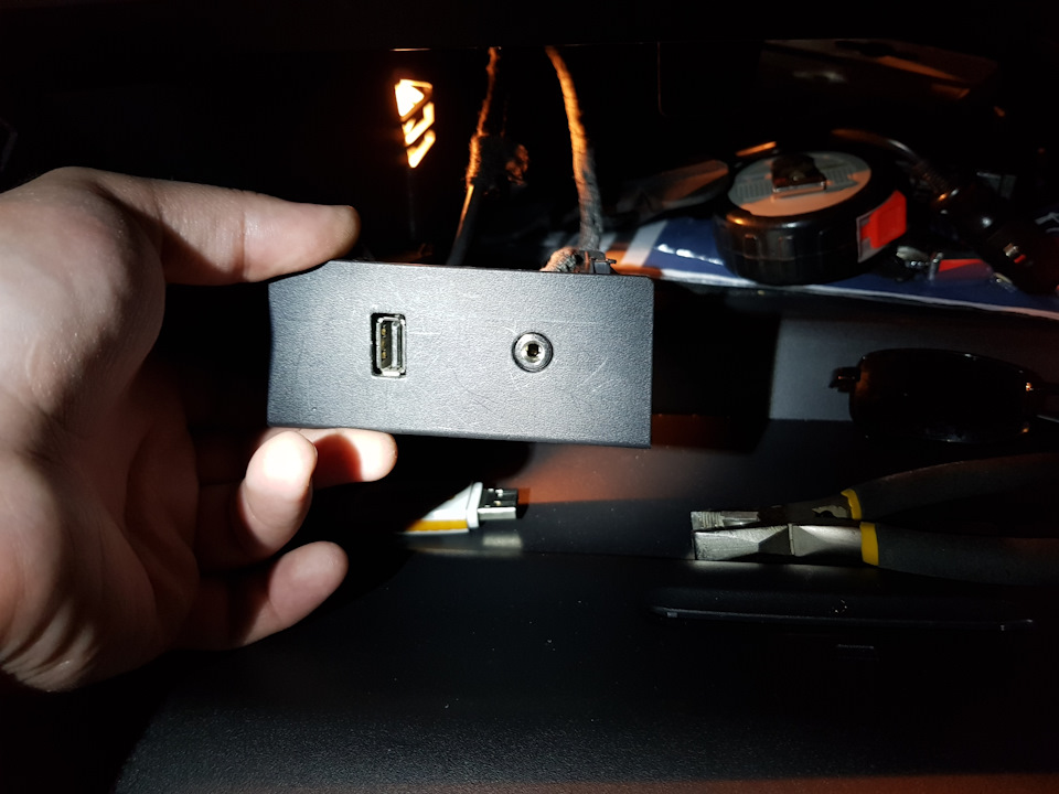 Usb разъём в ford focus 3 в подлокотнике. Aux focus 3. Aux focus 3. аукс на форде фокусе 3 2017. фокус 3 2012 aux.