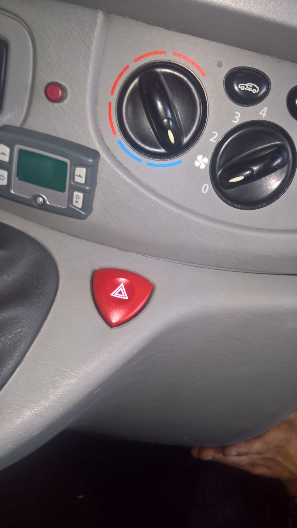 Временная кнопка аварийной сигнализации. — Renault Trafic (2G), 2,5 л ...