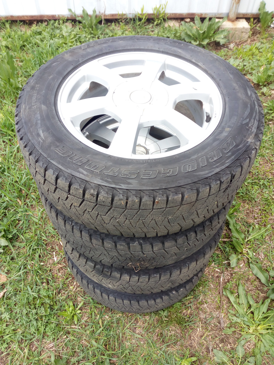 Колеса 215/65R16 2013 года, остаток 50-60% — Subaru Forester (SH). Запчасти на фото: 359012