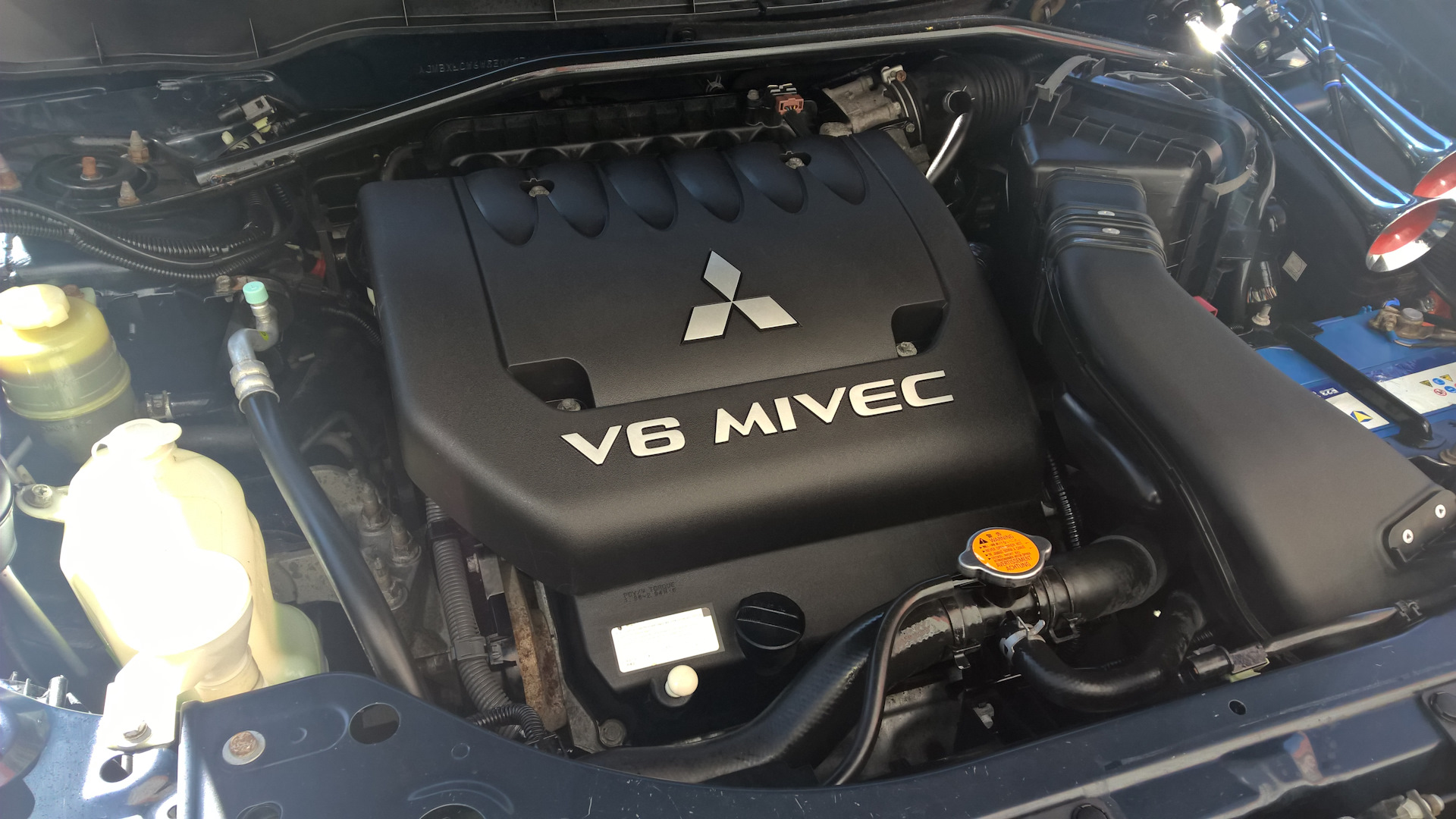 Мицубиси аутлендер мотор. Mitsubishi Outlander XL 3.0 двигатель. V6 мотор ХЛ Аутлендер 3.0. Mitsubishi Outlander 2 v6 мотор. Outlander XL v6 3.0 двигатель.