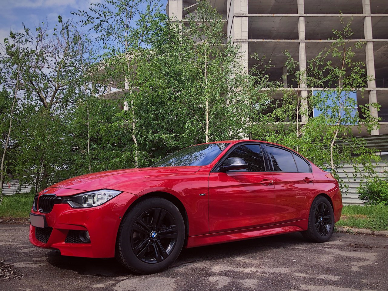 Красная 30. BMW f30 красная. BMW 3 f30 красная. BMW f30 Tuning Red. BMW 3 красная f30 тонированная.