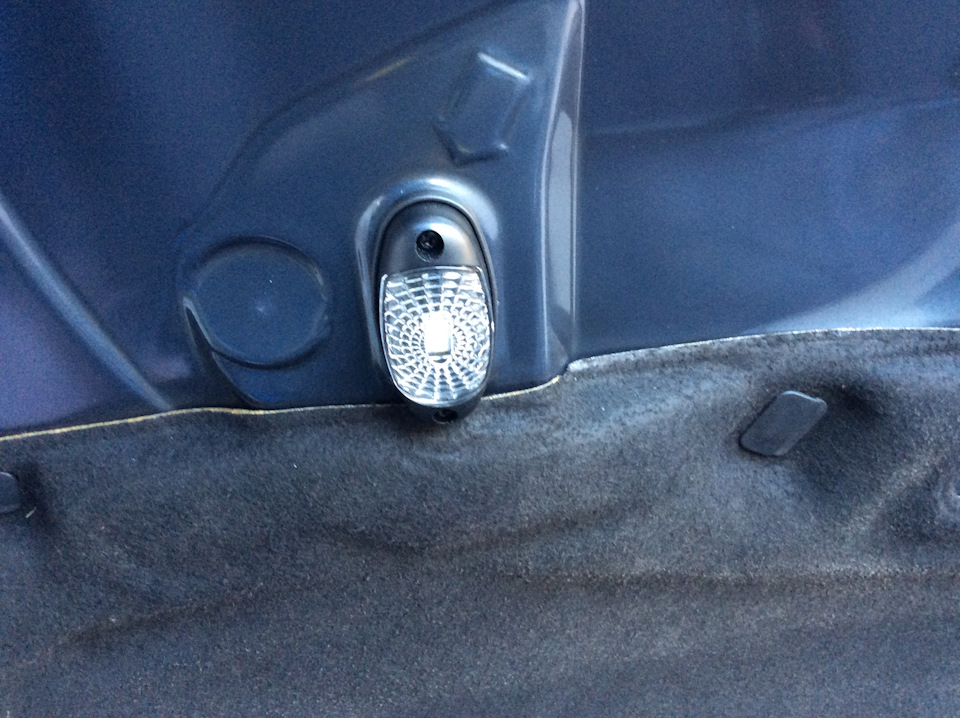 Сверлим две маленькие дырочки и намертво крепим фонарик на саморезы ) — Ford Focus Hatchback III