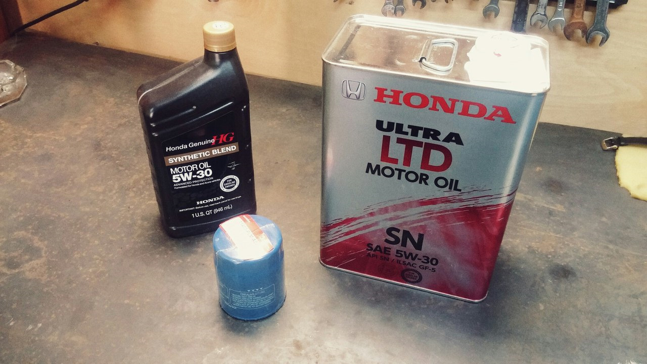 Какое масло заливается в хонда. Моторное масло Honda CR-V 2013. Масло моторное для Хонда СРВ 2.0. Honda Odyssey 2005 2.4 масло АКПП. Масло моторное 5w30 Honda CRV.