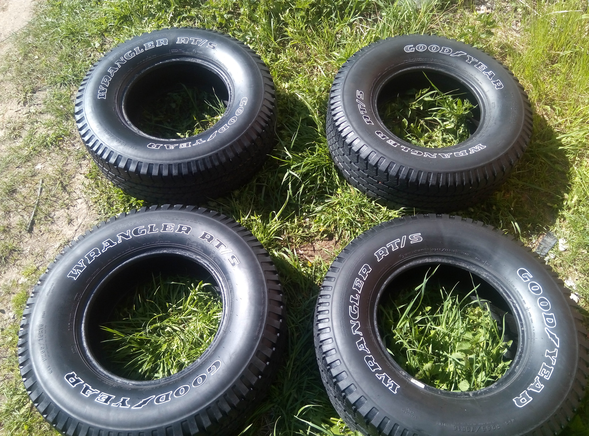 Резина 16. Goodyear Wrangler RT S 265 75 r16. R33 колеса. RT/S резина. 33 Колеса на 16 дисках.