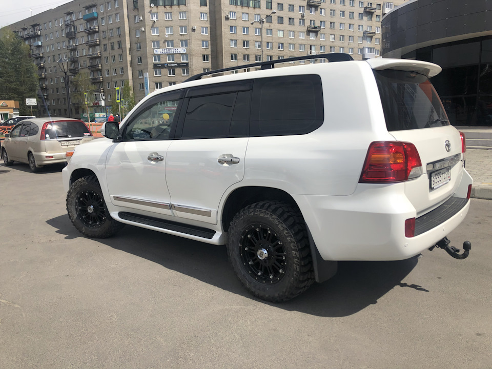 Ленд крузер шины. Toyota Land Cruiser 200 Wheels. Колеса на Toyota Land Cruiser 200. Toyota Land Cruiser 200 r18. Тойота ленд Крузер 200 на 33 колесах.