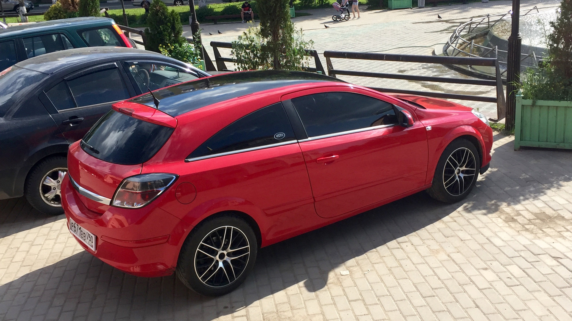 Opel Astra h GTC красная