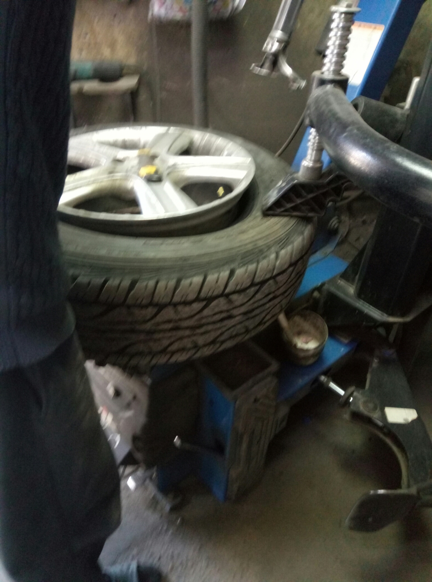 Замена соска (вентиля) диска — Volkswagen Touareg (1G), 3 л, 2007 года ...