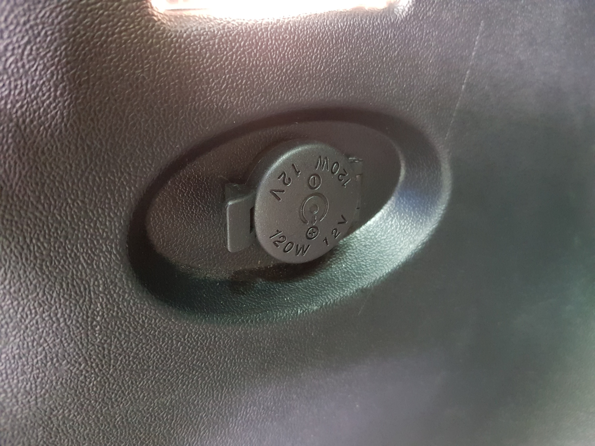 Как поменять крышку розетки Замена крышки розетки в багажном отжелении - Hyundai ix35, 2 л, 2012 года своими