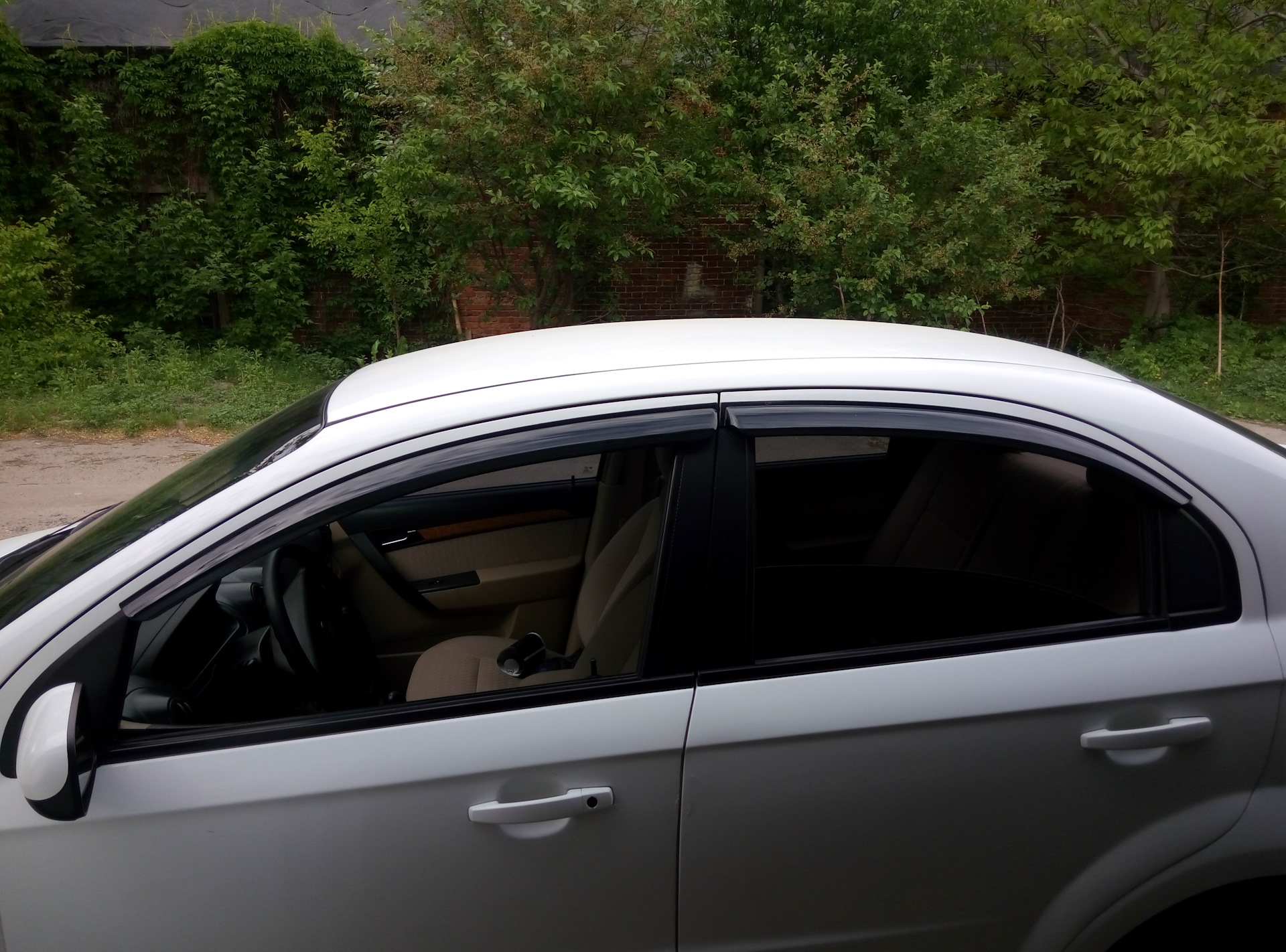 сузуки гранд витара с дефлекторами на окна. дефaveohb дефлекторы авео. дефлекторы окон на хундай туксон 2008. ветровики тойота королла 150. дефлекторы jeep cherokee kl 2014.