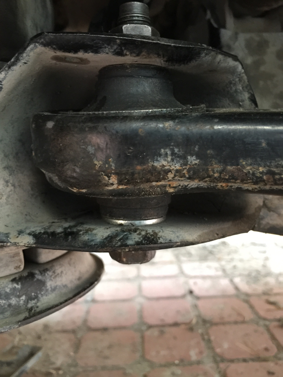 Сайлент от Daihatsu немного меньше чем родной, но не беда, шайбочка в помощь — Lexus RX (2G)