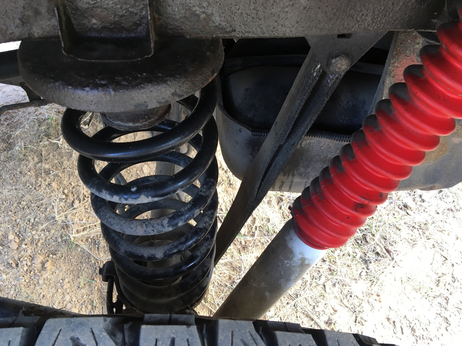 Ограничитель ходов подвески тр3. Ограничитель хода задней подвески нива. Ограничитель хода подвески нива 21213 заднего моста. Ограничитель хода подвески. Ограничитель хода подвески.