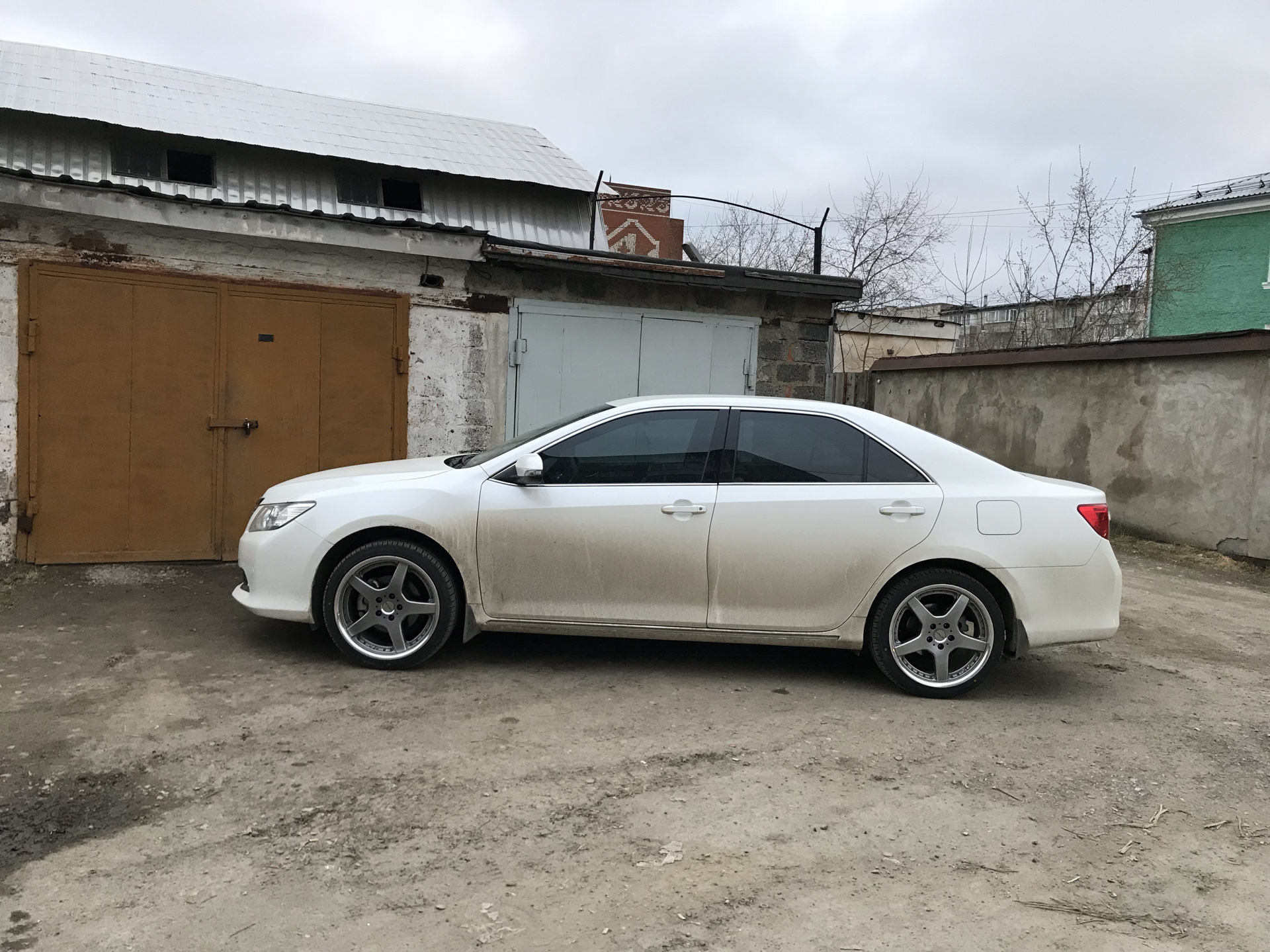 Camry drive 2. Toyota Camry 40 r19. Toyota Camry 50 на дисках r18 занижение.