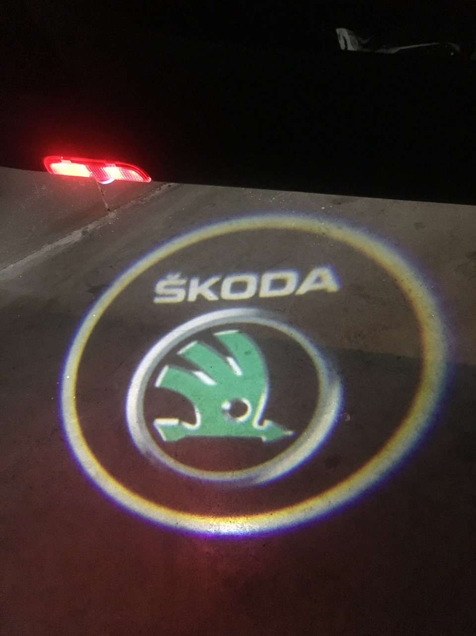 Поставил фирменные китайские логотипы) — Skoda Superb Mk2, 1,8 л, 2010 ...